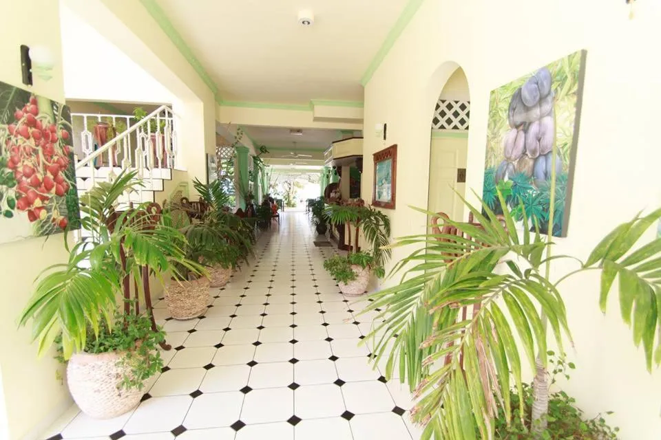 Facade/entrance in Palm Beach Hotel