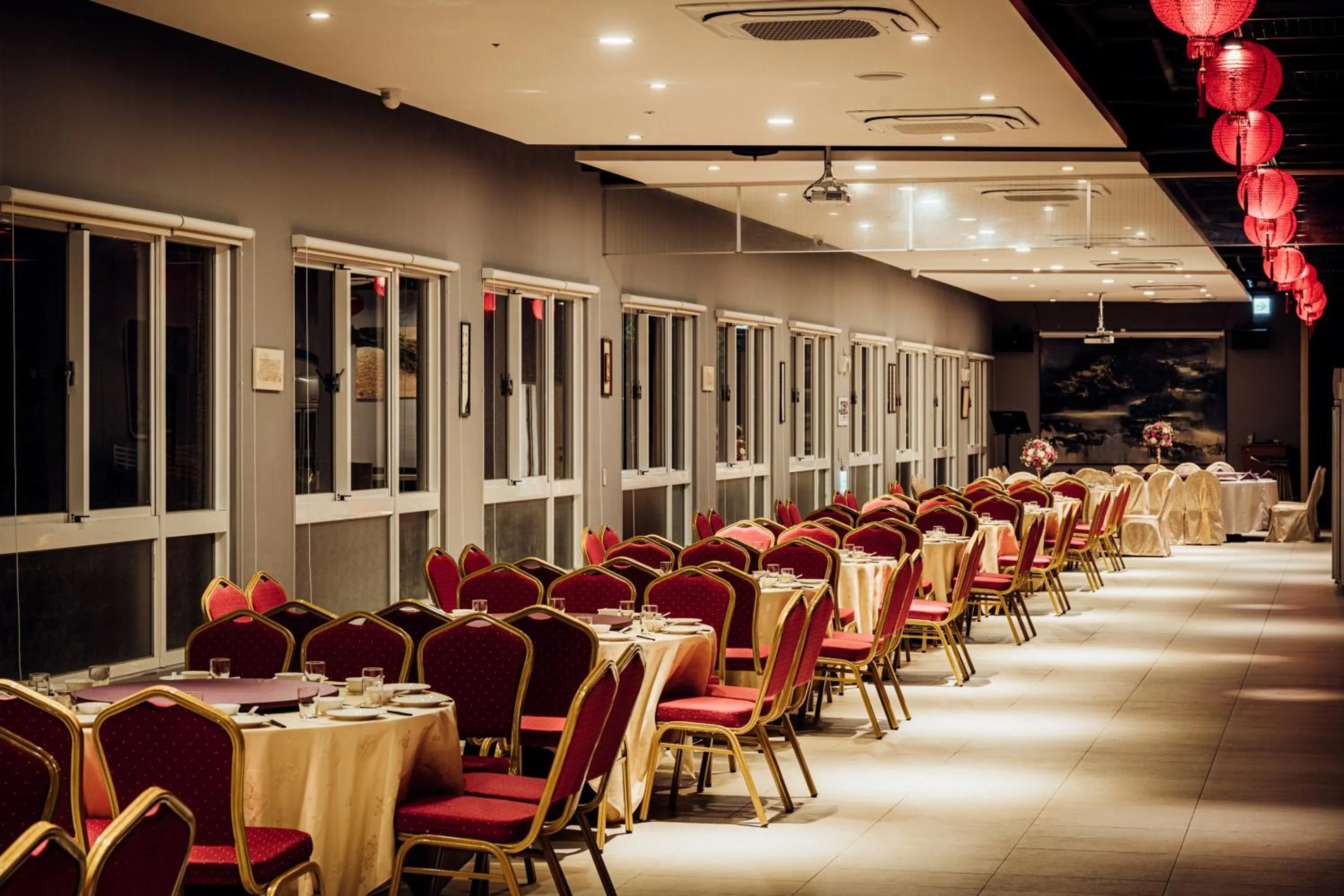 Restaurant/places to eat in TH Hotel