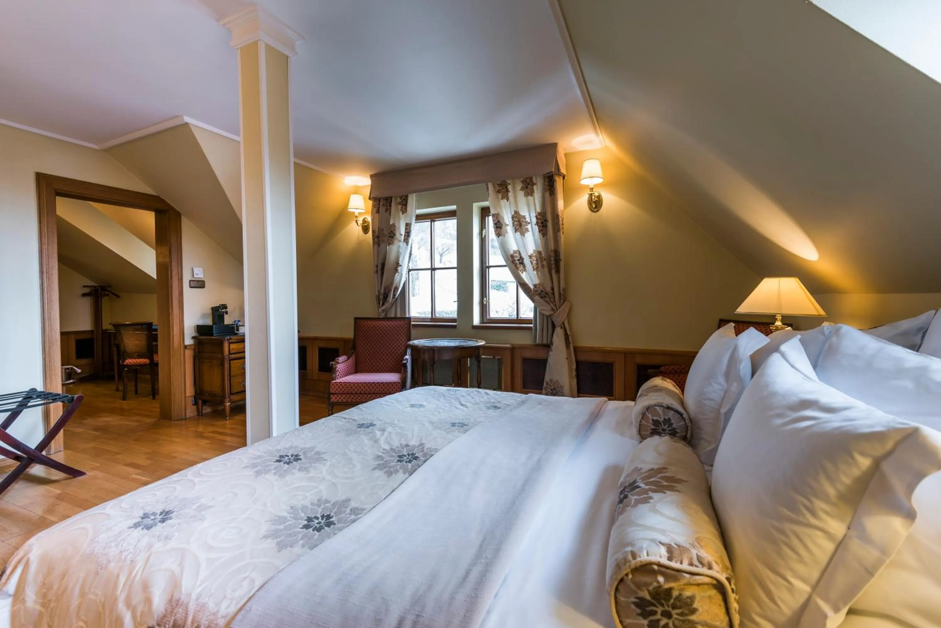 Bedroom, Bed in Golden Well