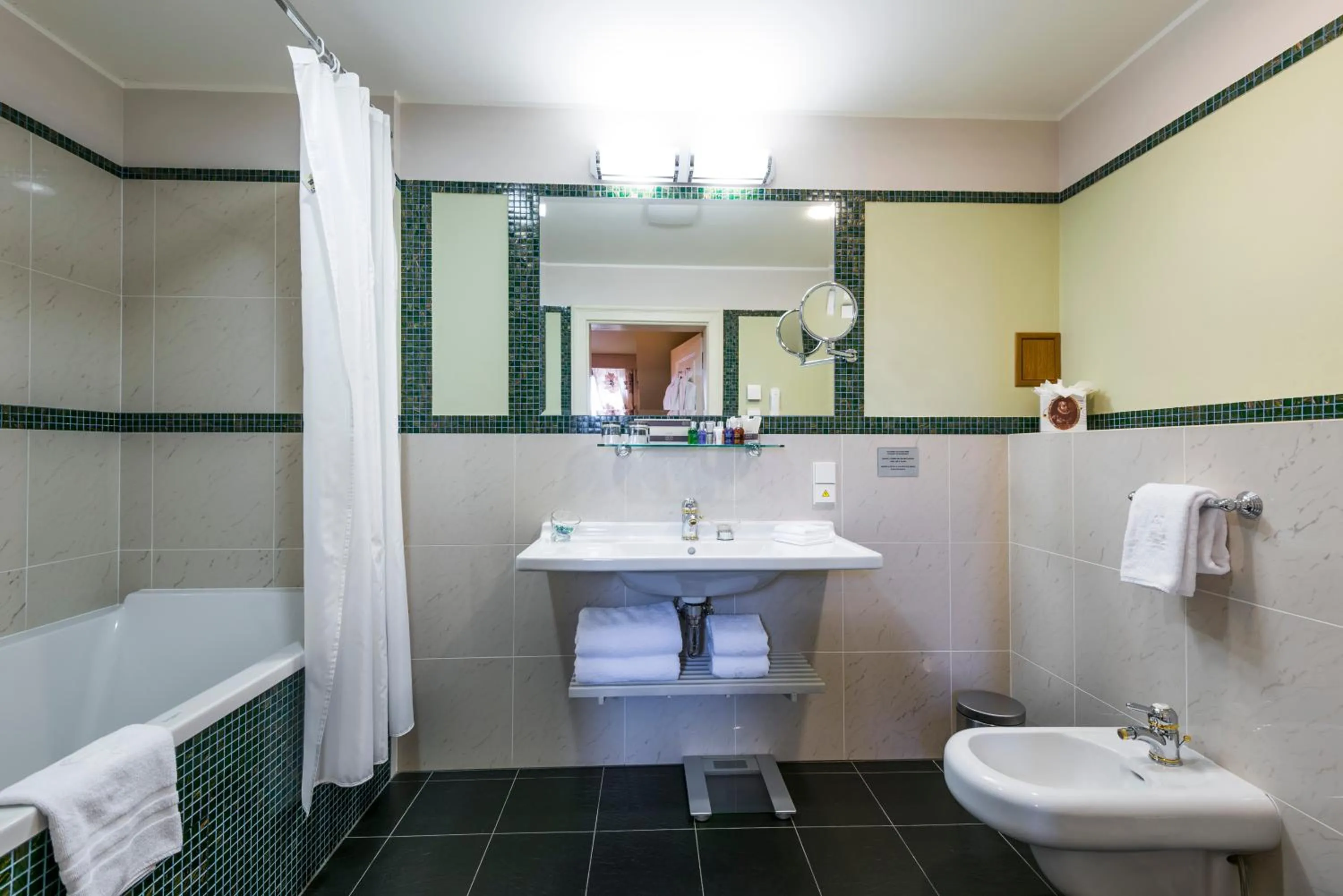 Bathroom in Golden Well