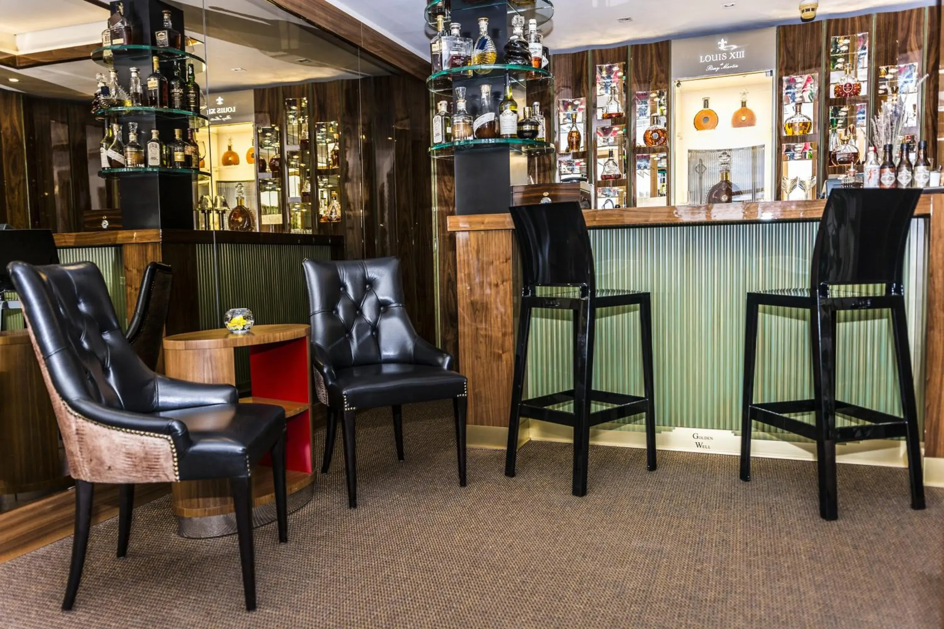 Property building in Golden Well Property building in Golden Well