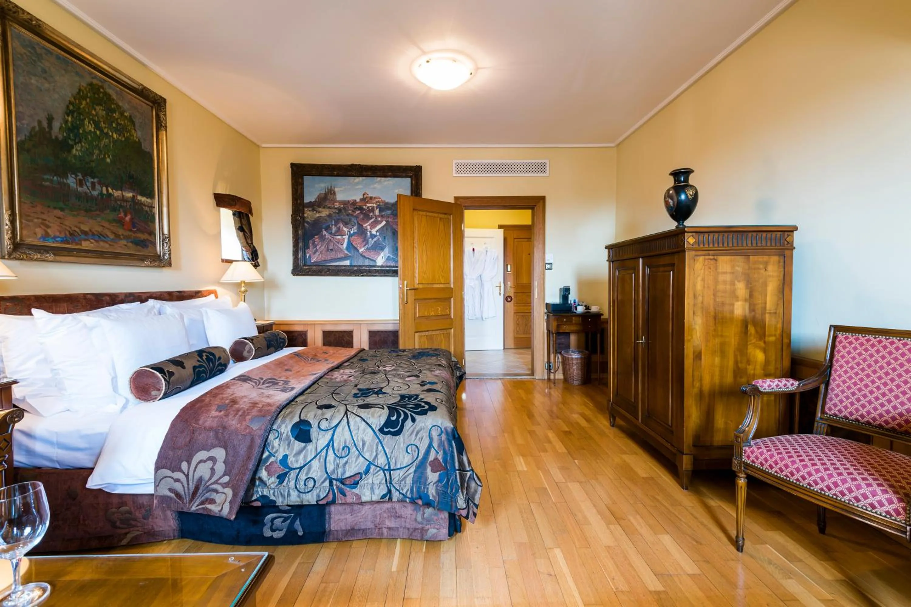 Bedroom, Bed in Golden Well