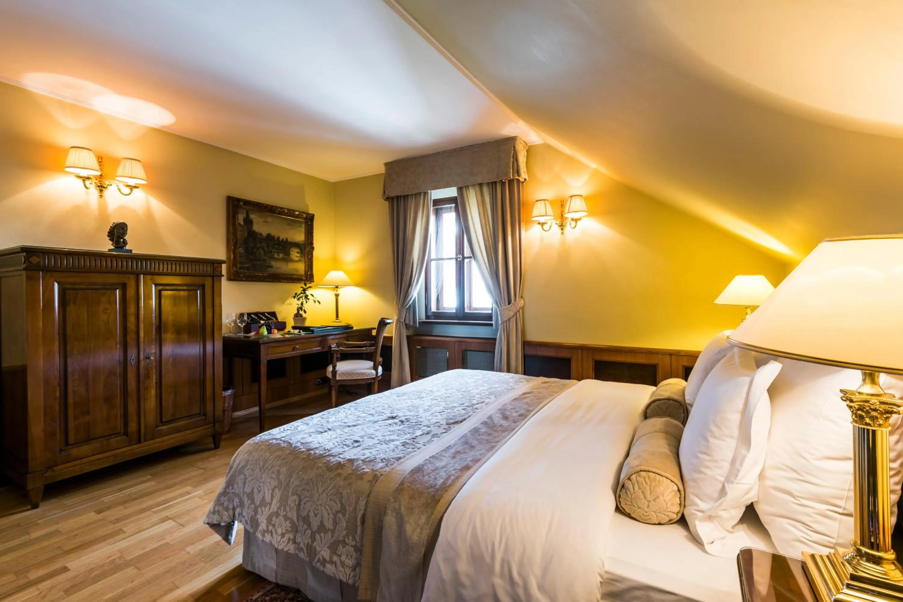 Bedroom, Bed in Golden Well