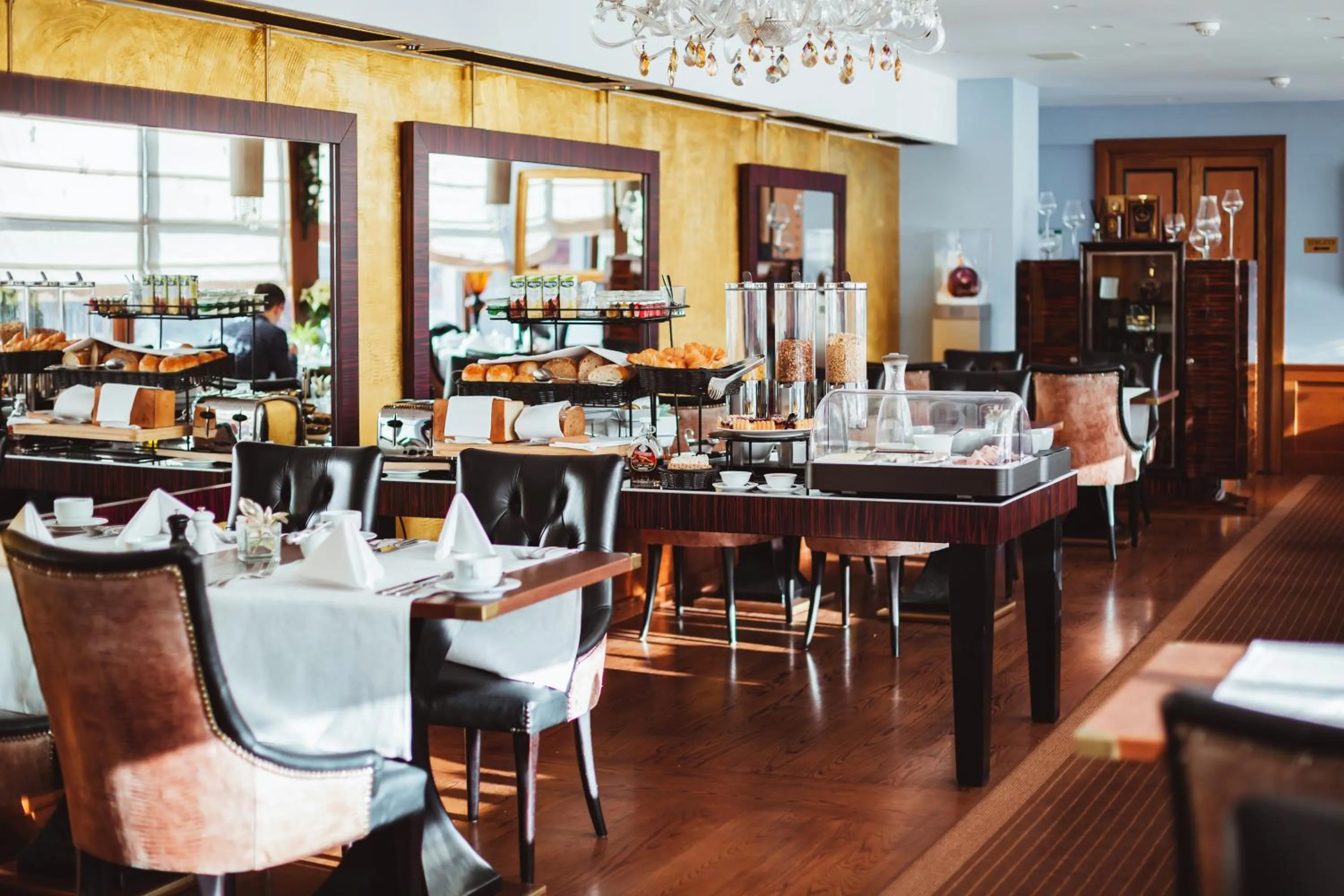 Breakfast in Golden Well