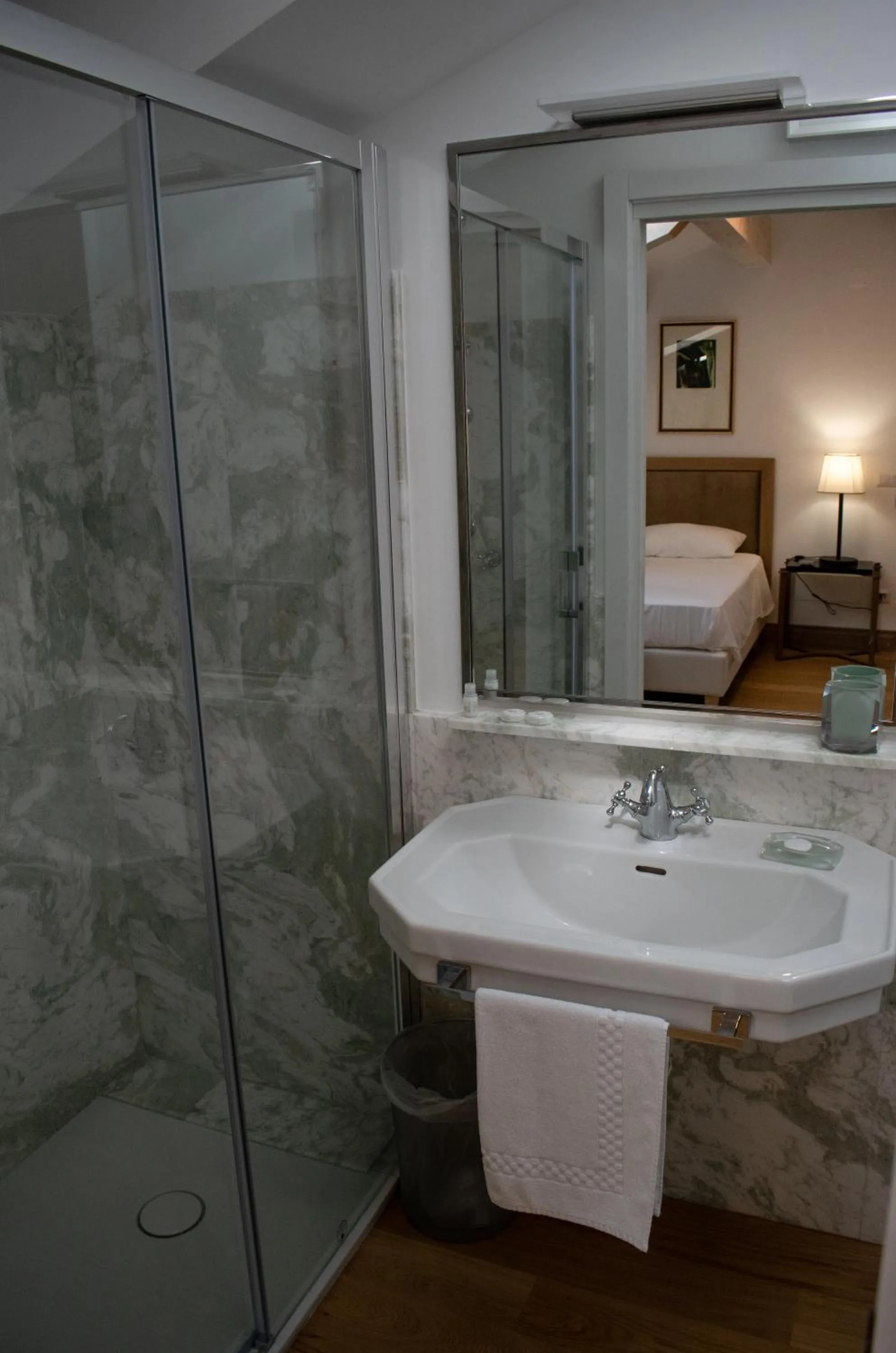Bathroom, Bed in RESIDENZA BALIOS