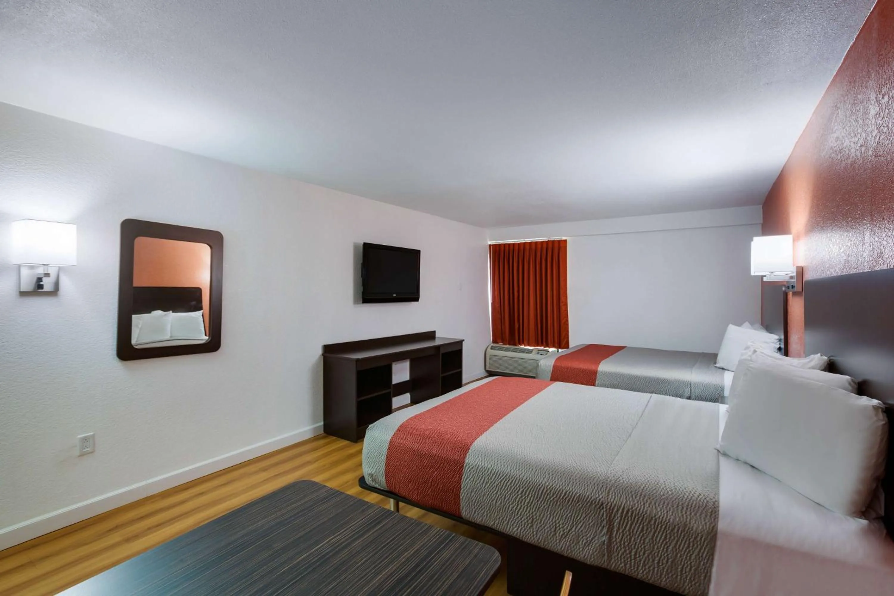 Photo of the whole room, Bed in Motel 6-Suwanee, GA - Gwinnett Center