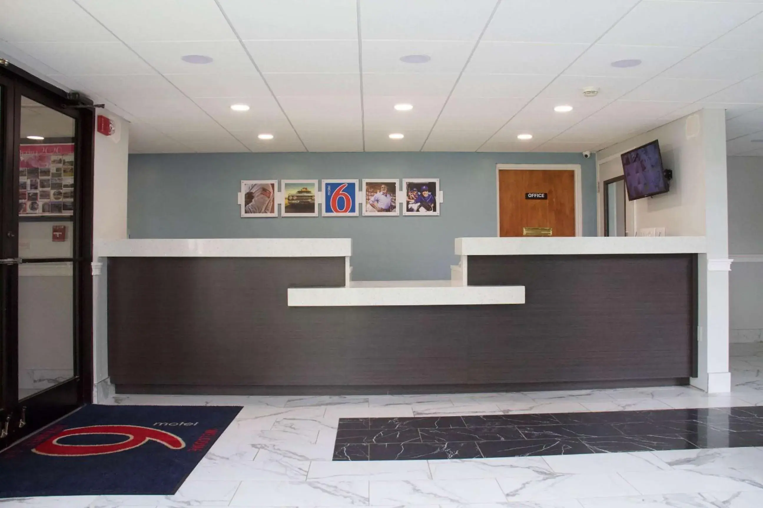 Lobby or reception in Motel 6-Suwanee, GA - Gwinnett Center Lobby or reception in Motel 6-Suwanee, GA - Gwinnett Center