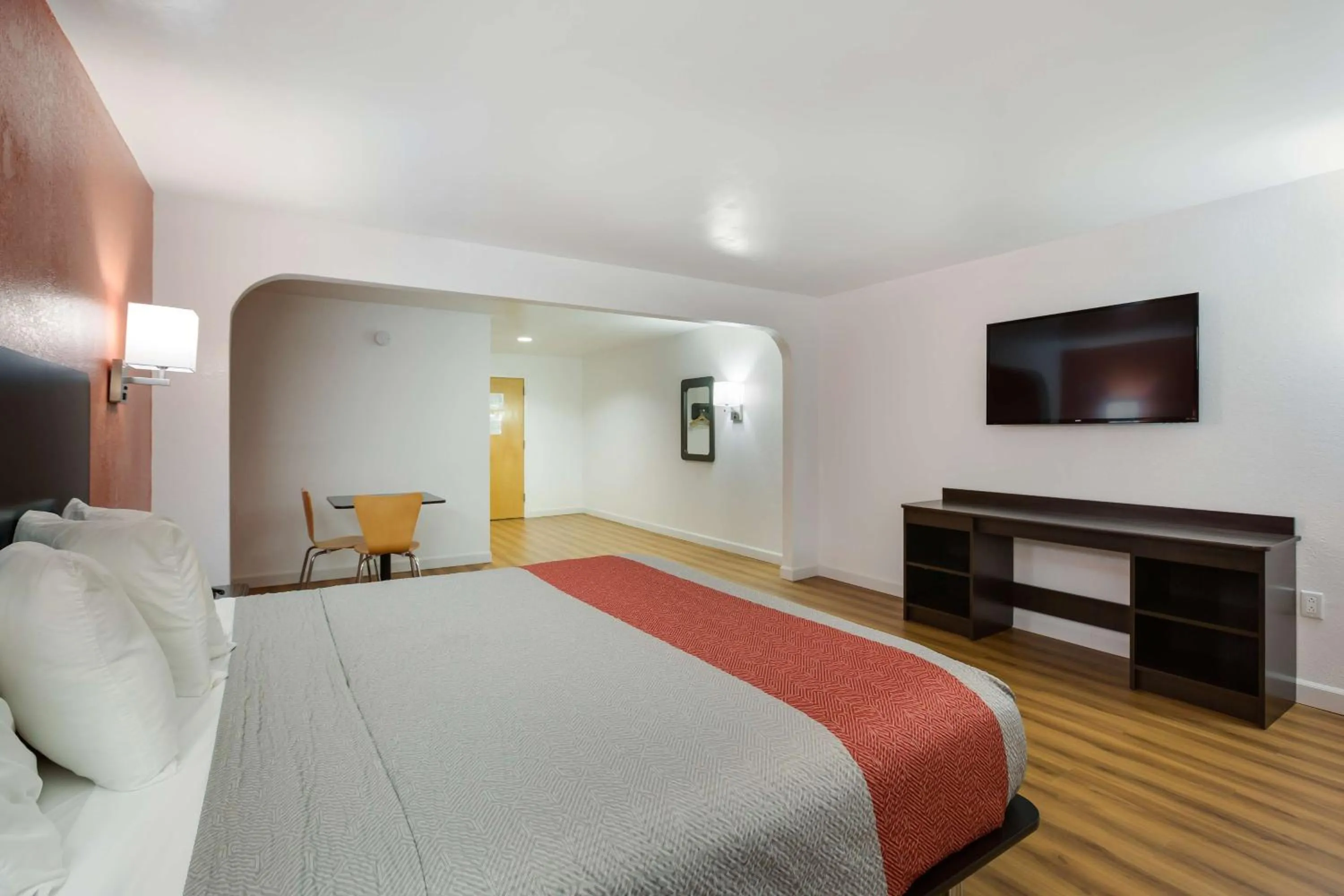 Photo of the whole room, Bed in Motel 6-Suwanee, GA - Gwinnett Center