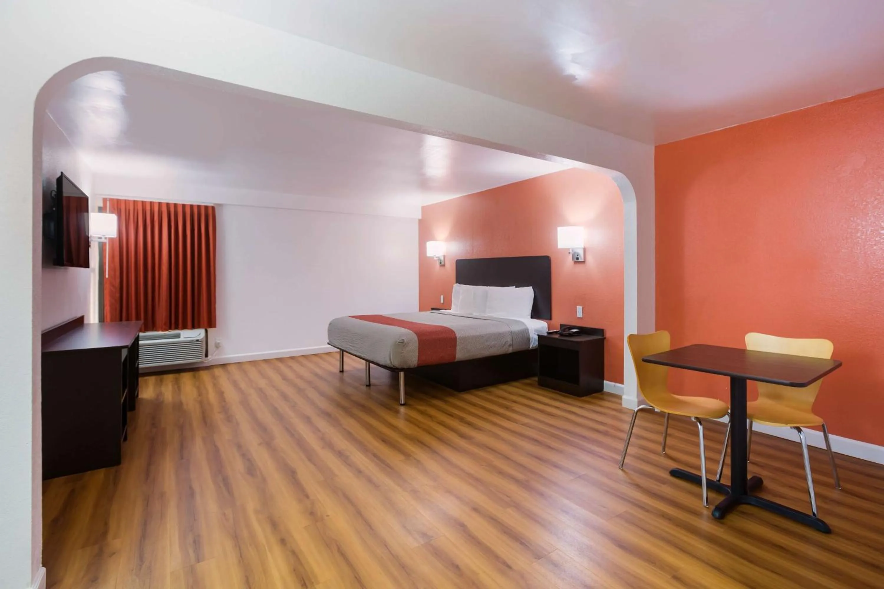 Photo of the whole room, Bed in Motel 6-Suwanee, GA - Gwinnett Center