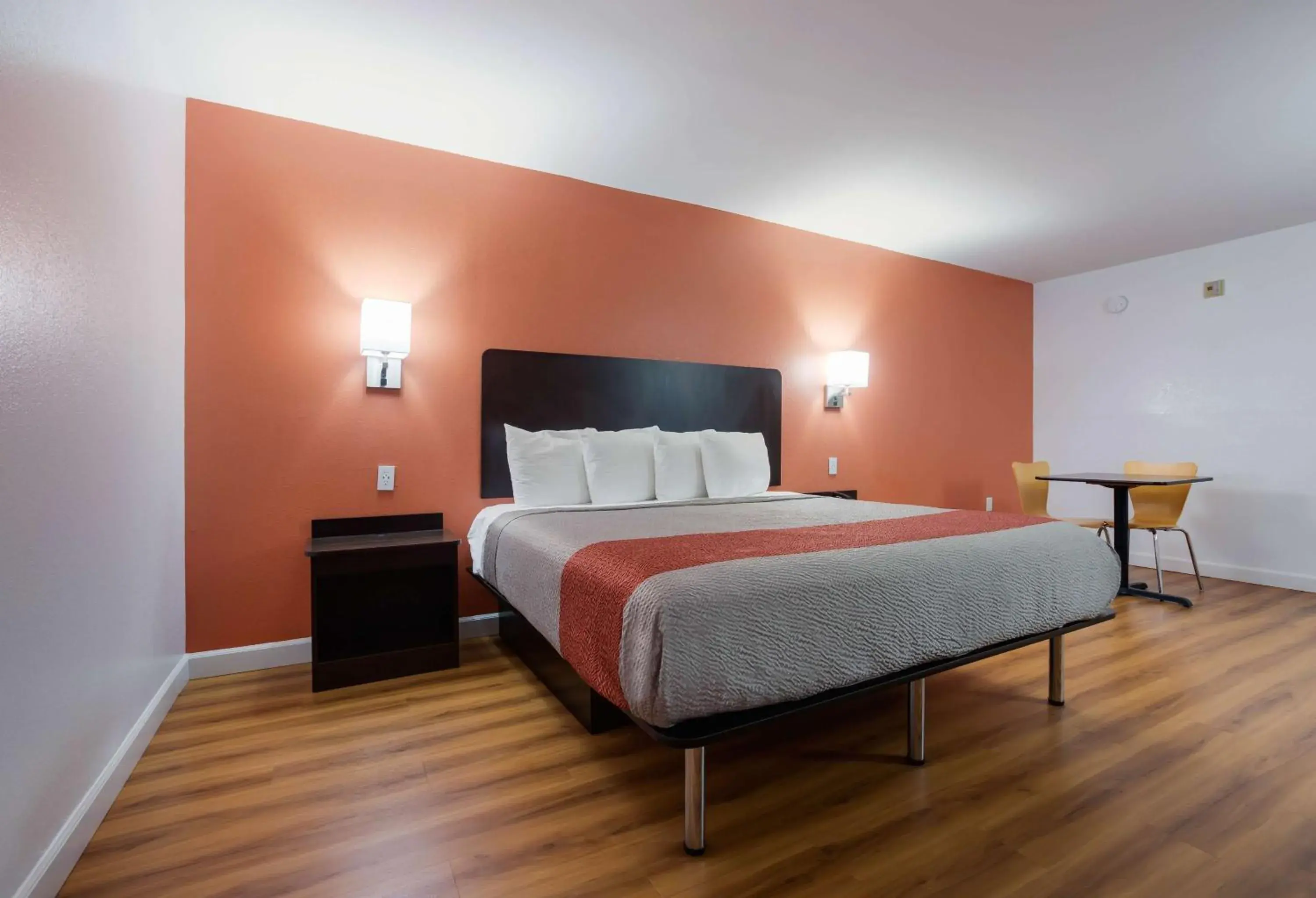 King Room - Smoking in Motel 6-Suwanee, GA - Gwinnett Center King Room - Smoking in Motel 6-Suwanee, GA - Gwinnett Center