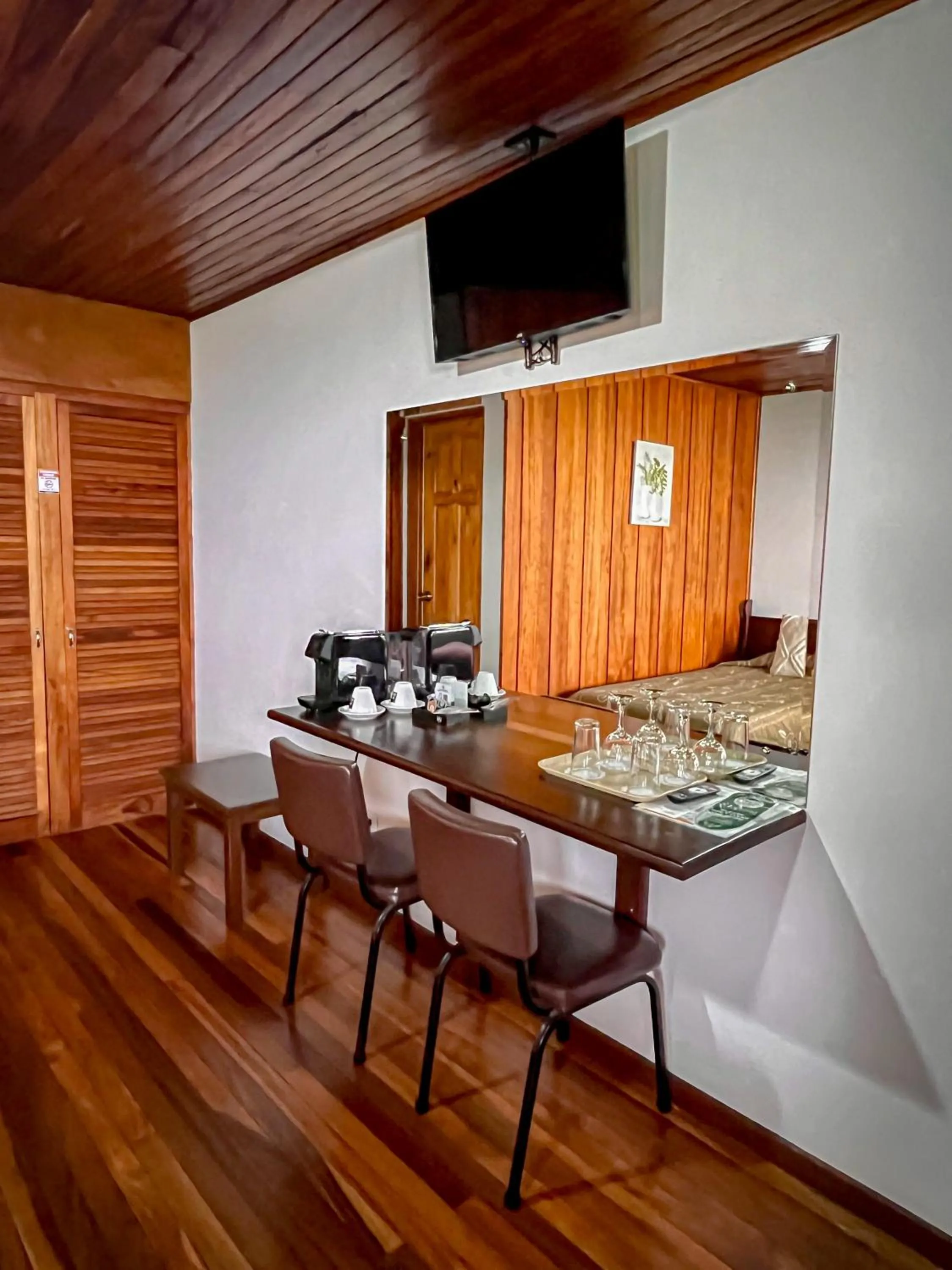 TV and multimedia in Hotel Montaña Monteverde