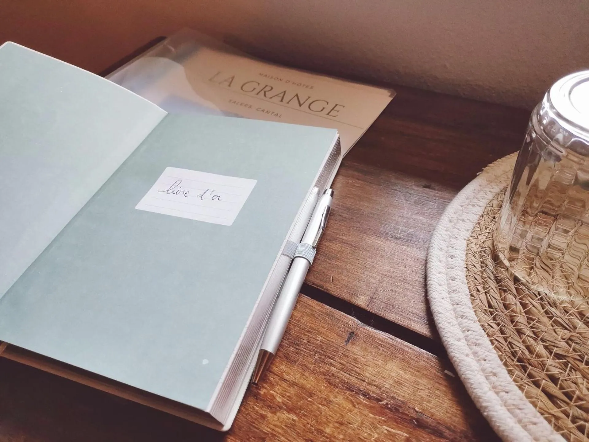 Library in Maison d'Hôtes La Grange