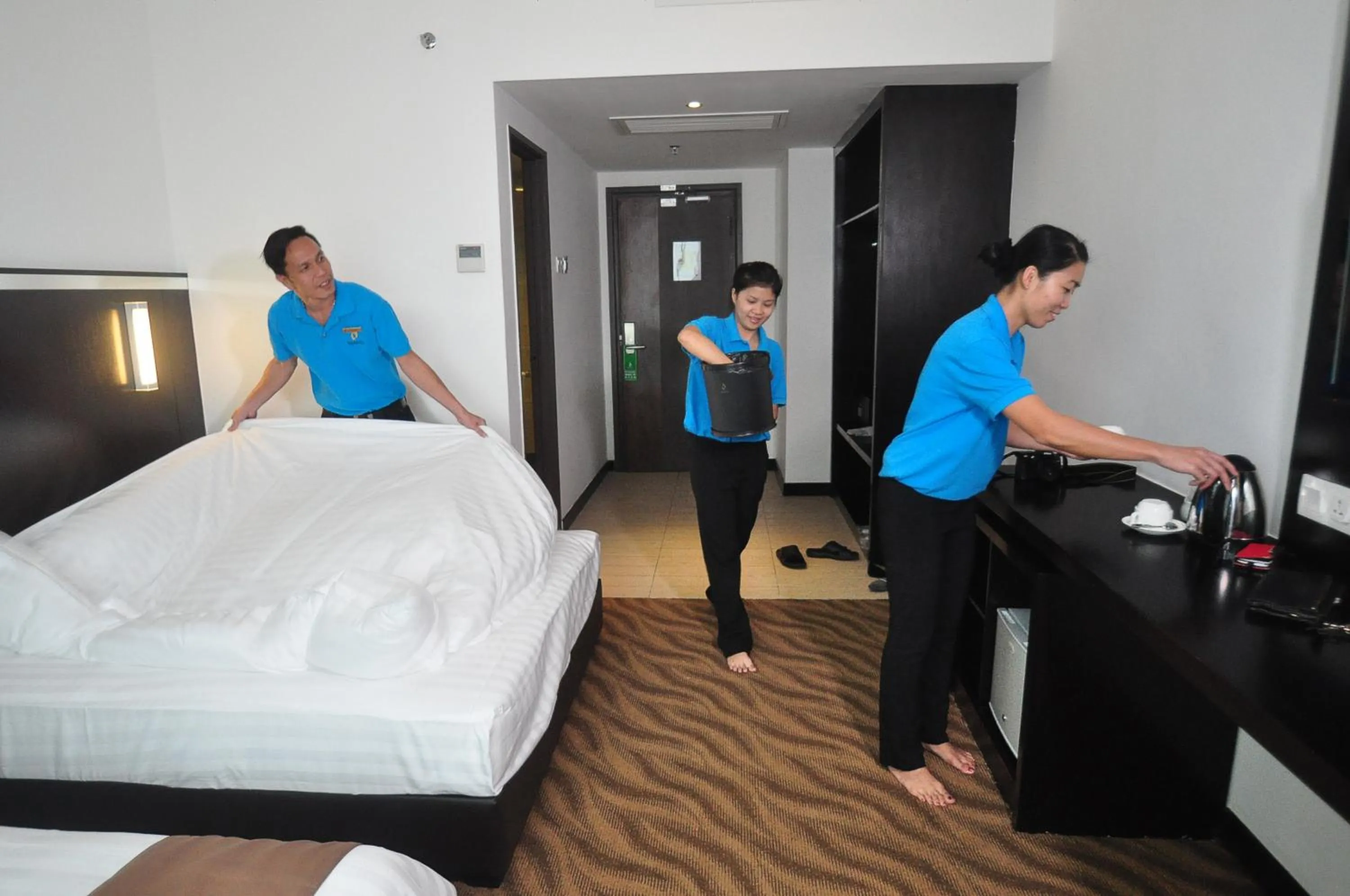Staff, Bed in Dreamtel Kota Kinabalu