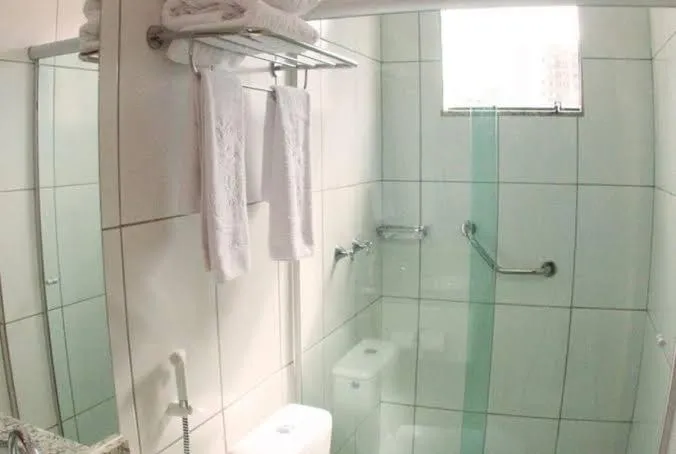 Shower in Hotel Golden Dolphin piscinas termais 24h