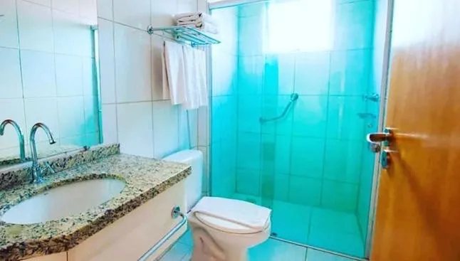 Shower in Hotel Golden Dolphin piscinas termais 24h