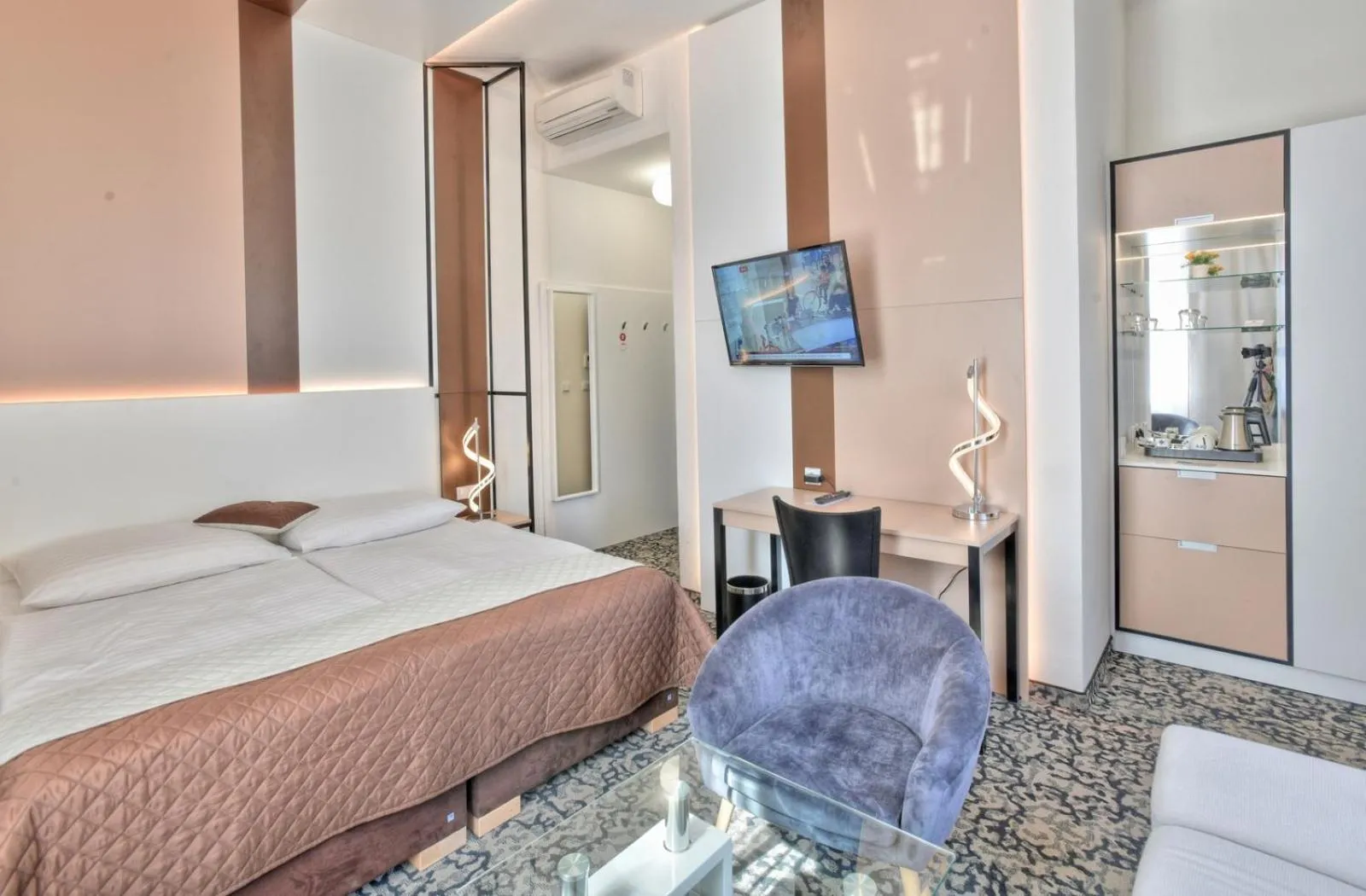 Bedroom, Bed in Máchova