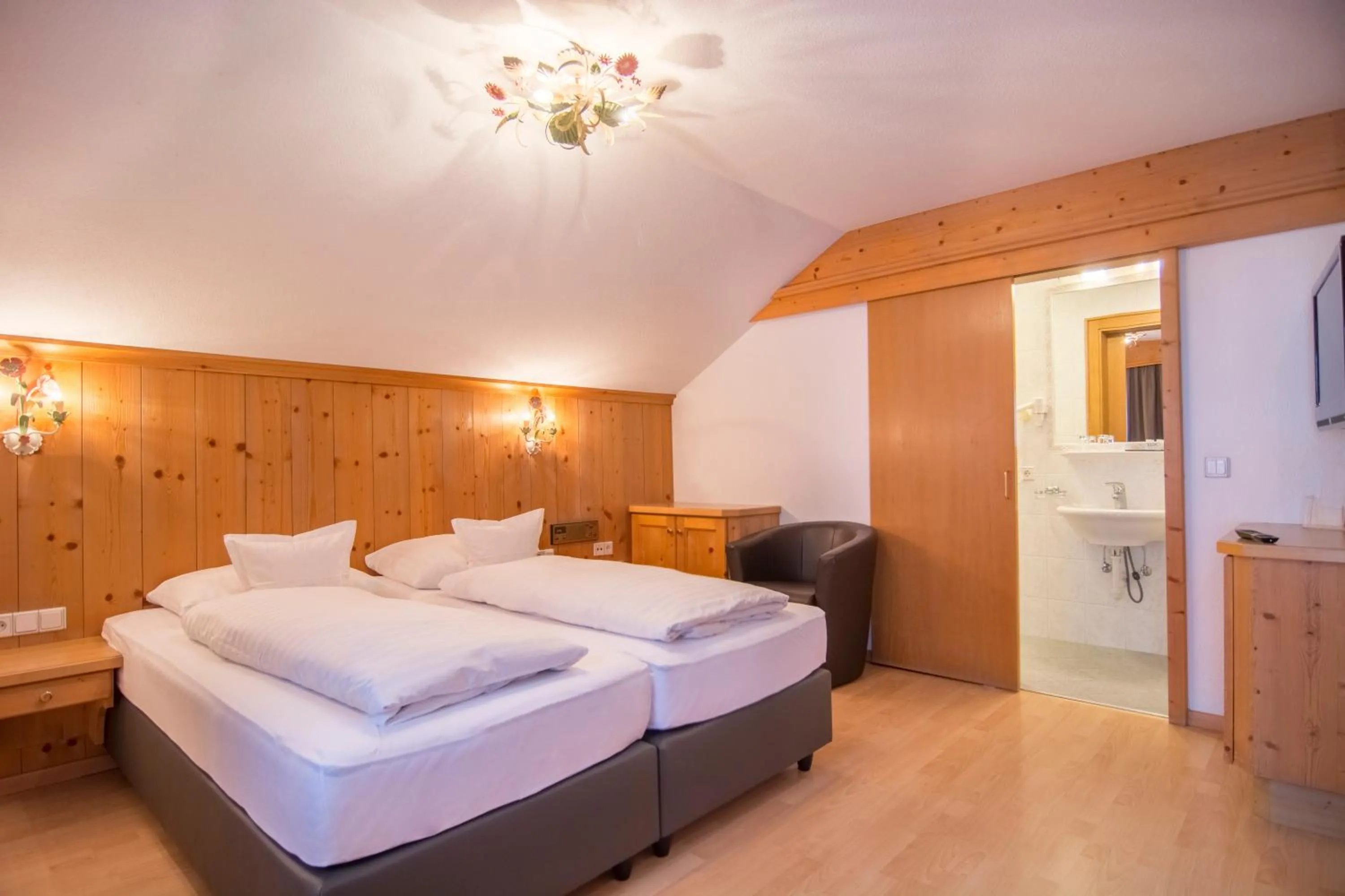 Bed in Hotel Garni Helvetia