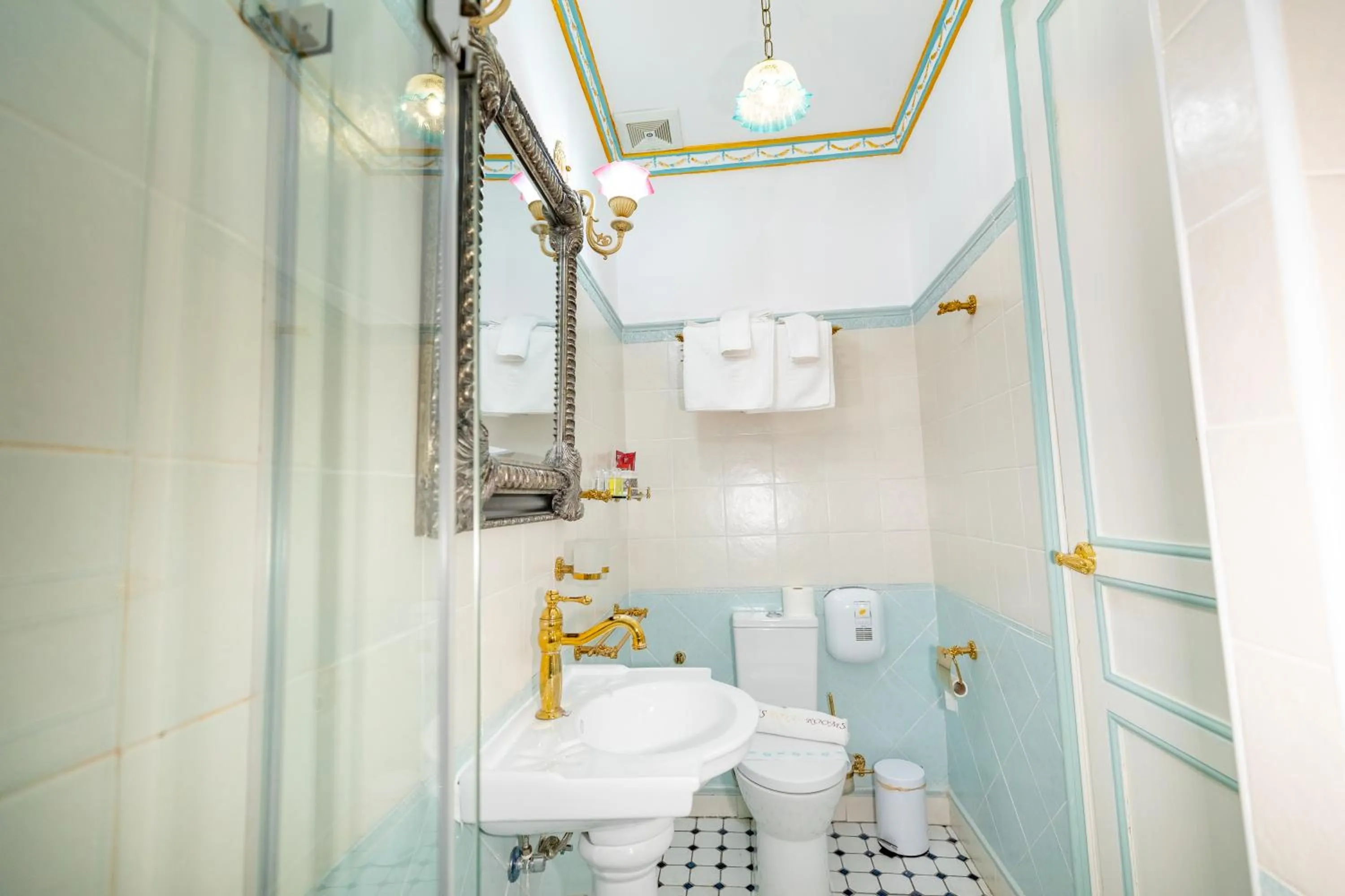 Shower in Sitges Royal Rooms