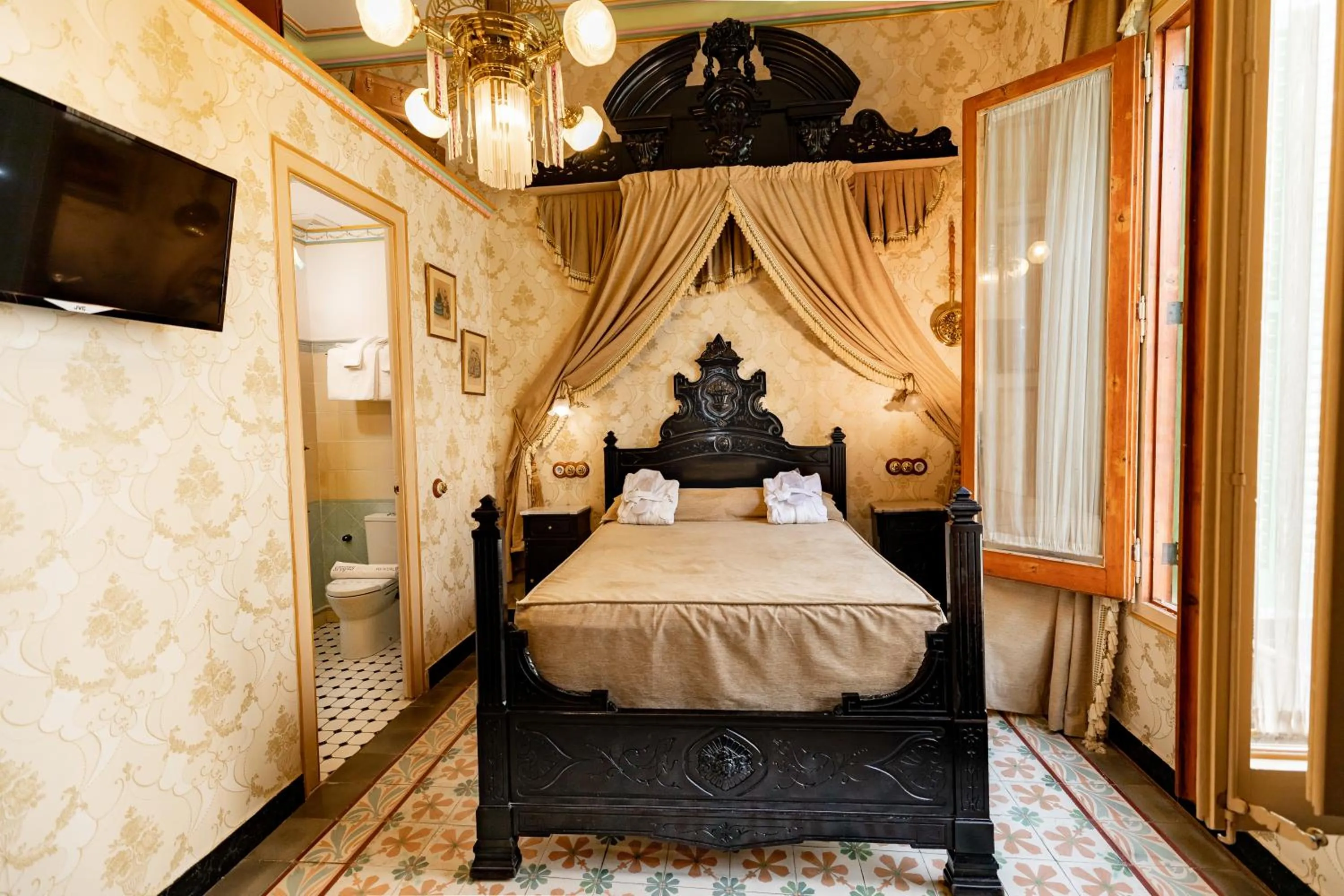 Bed in Sitges Royal Rooms