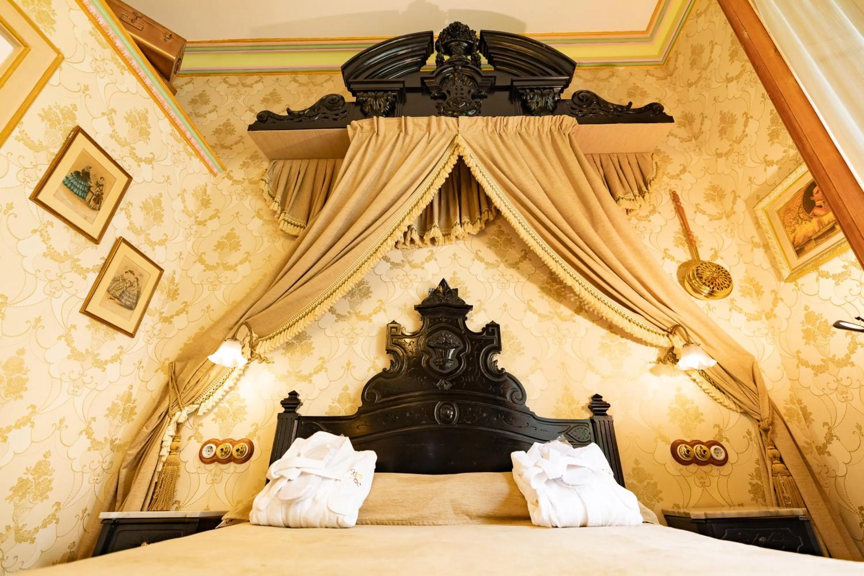 Bed in Sitges Royal Rooms