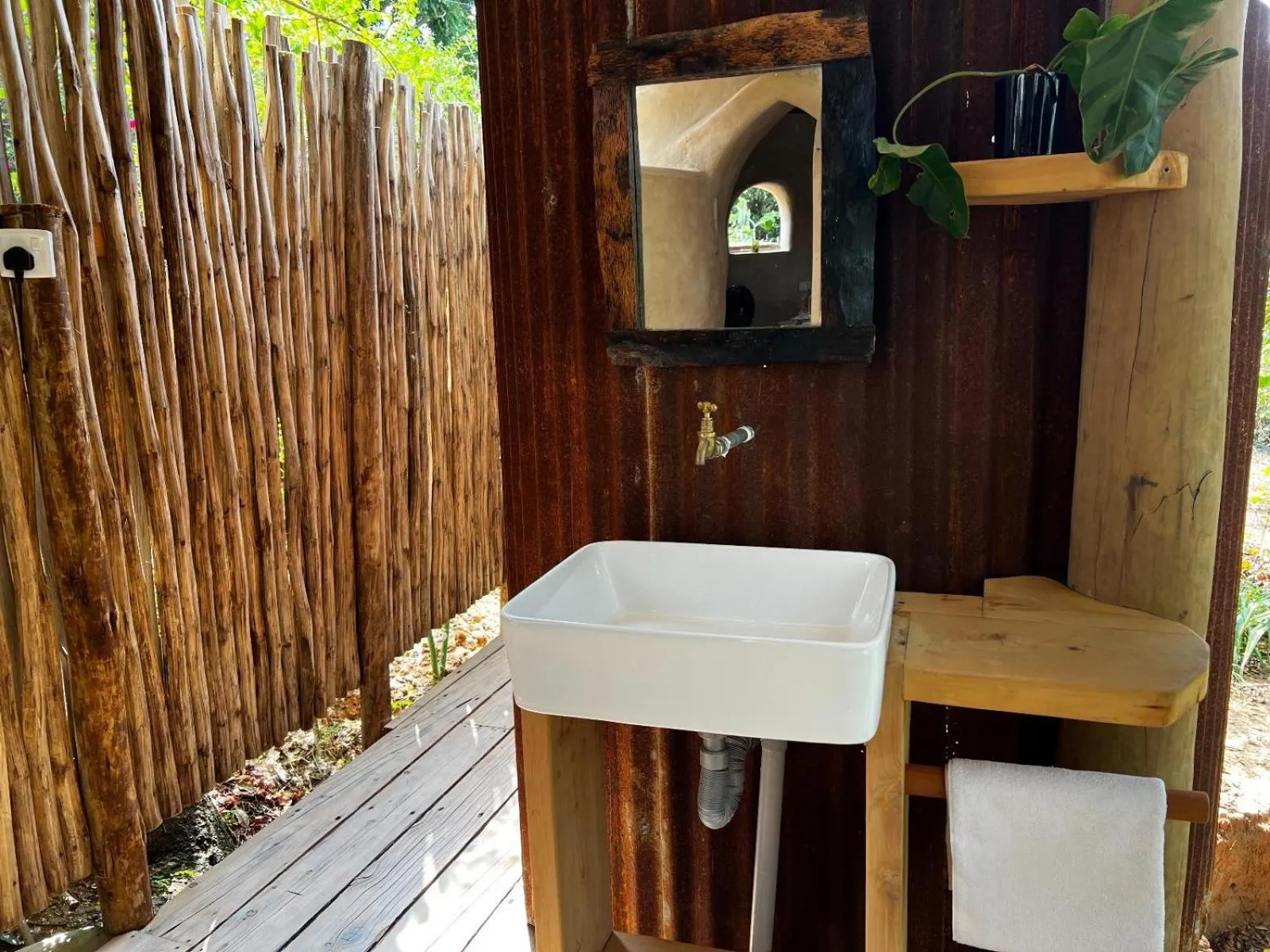 Distant Relatives Ecolodge & Backpackers