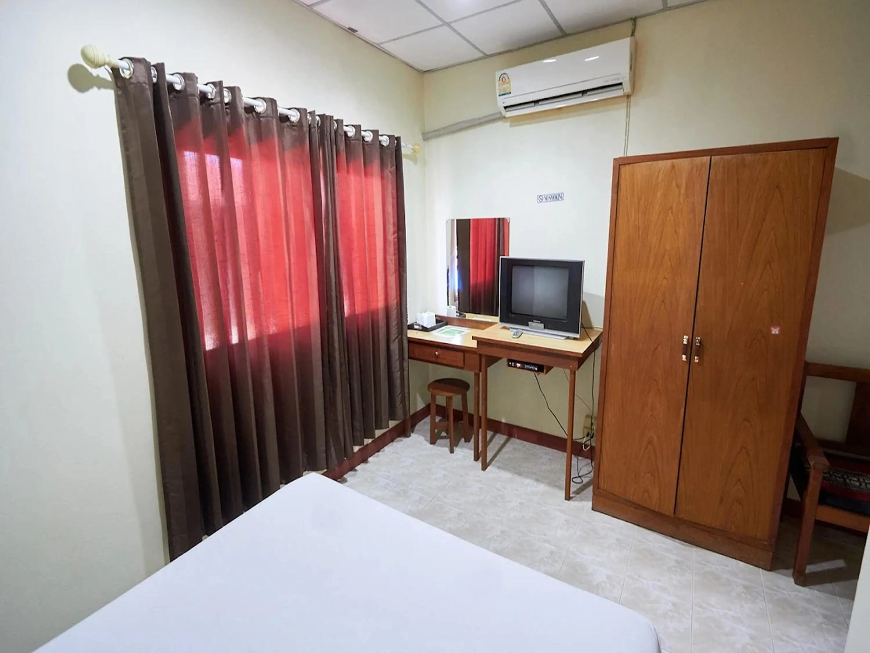 Photo of the whole room, Bed in Toon Guesthouse Sukhothai