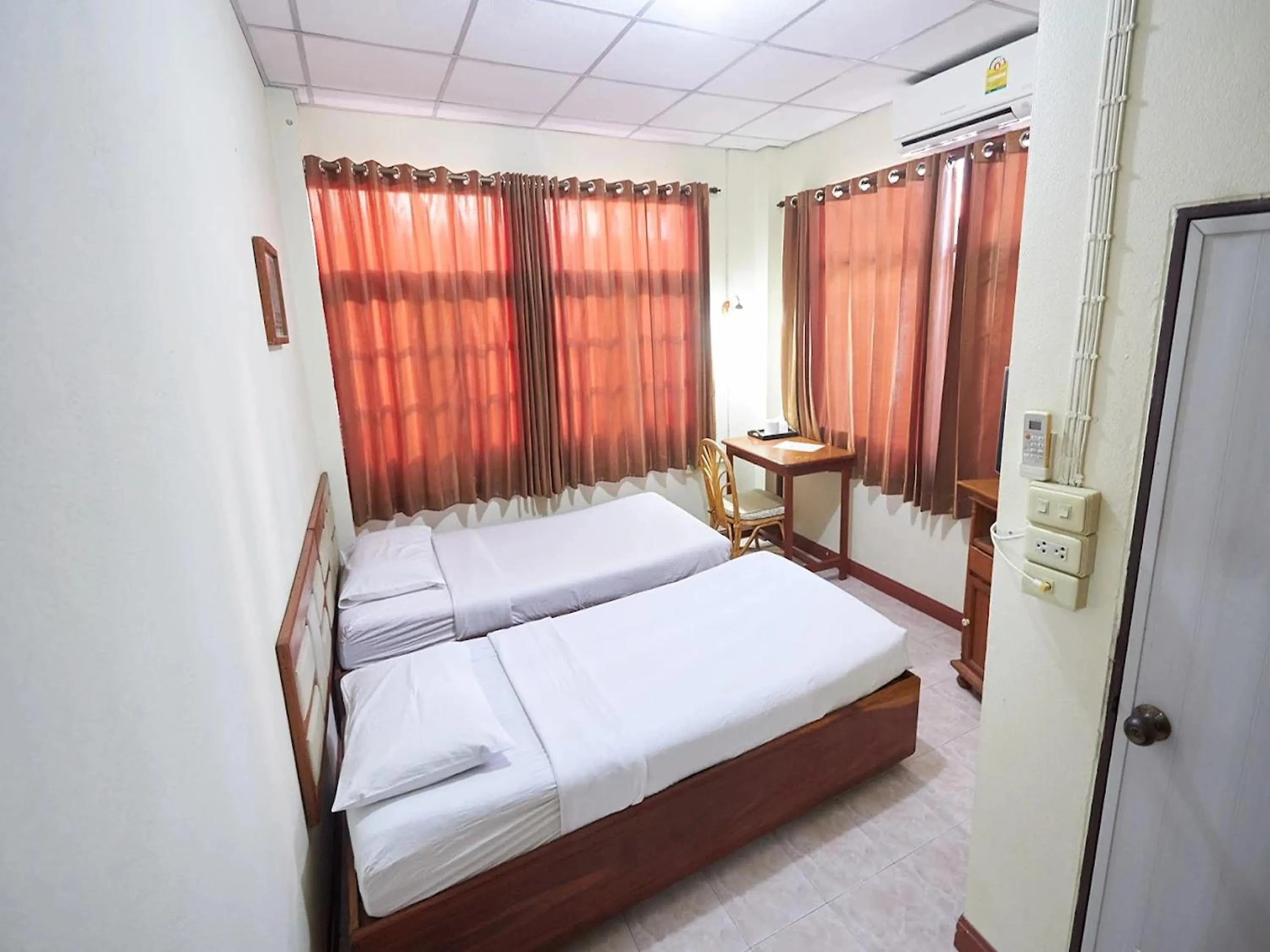 Photo of the whole room, Bed in Toon Guesthouse Sukhothai