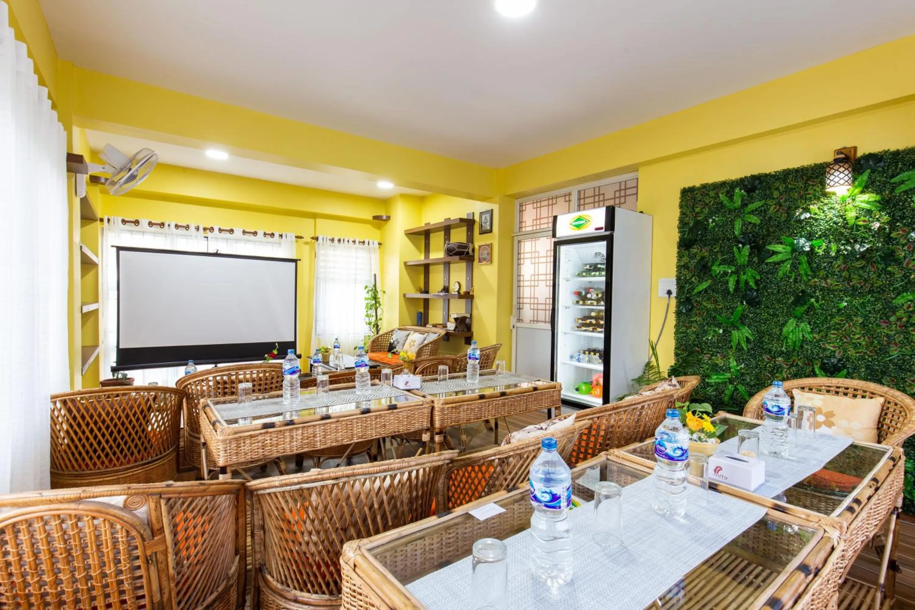 Restaurant/places to eat in Deepjyoti Inn