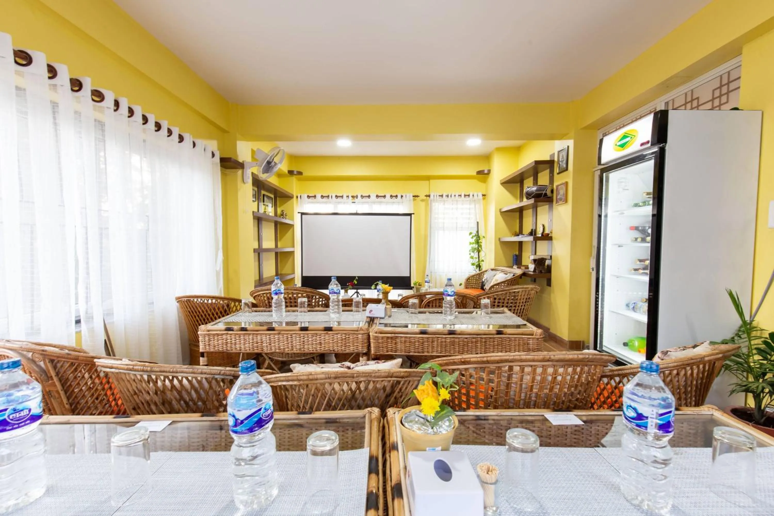 Restaurant/places to eat in Deepjyoti Inn