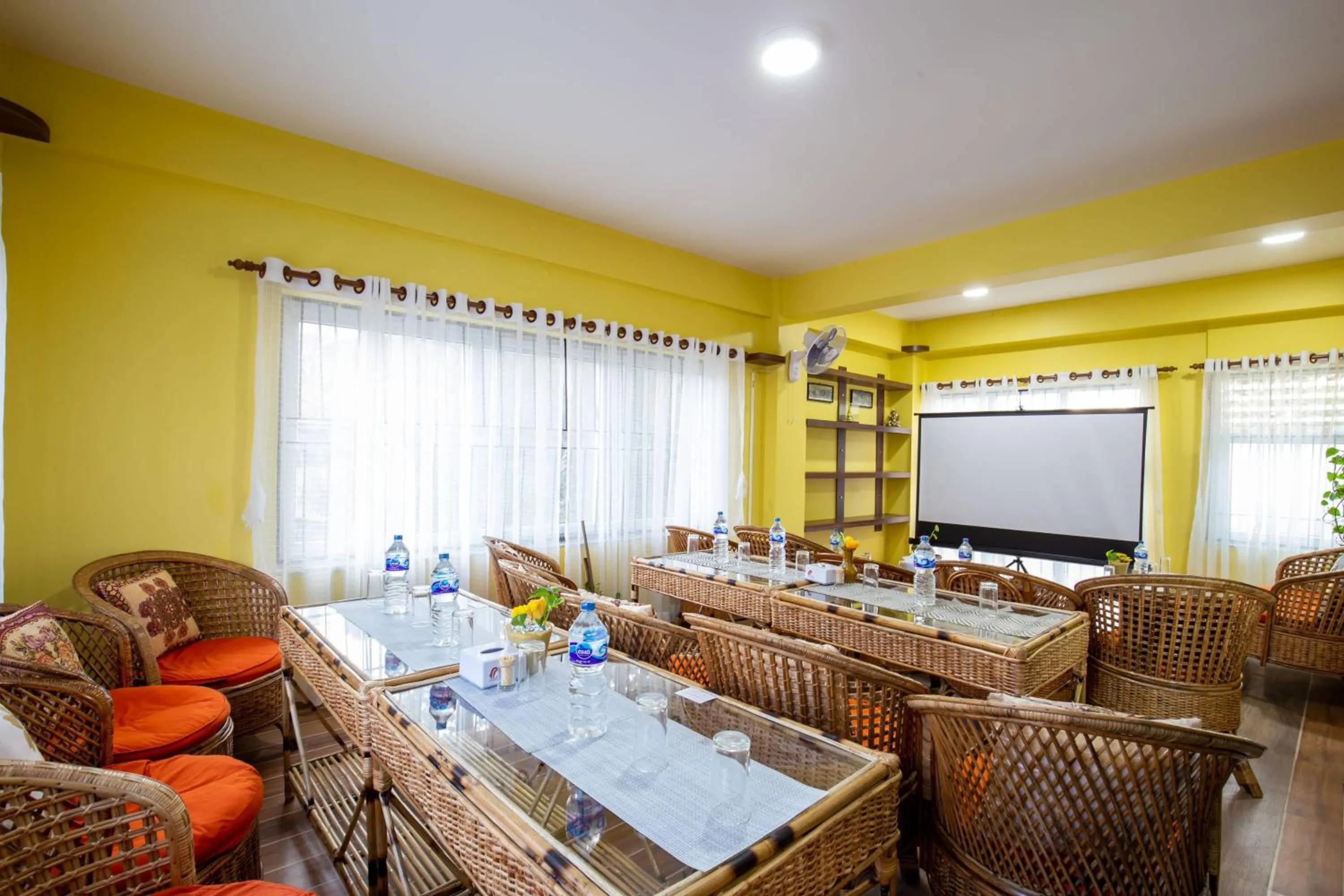 Restaurant/places to eat in Deepjyoti Inn