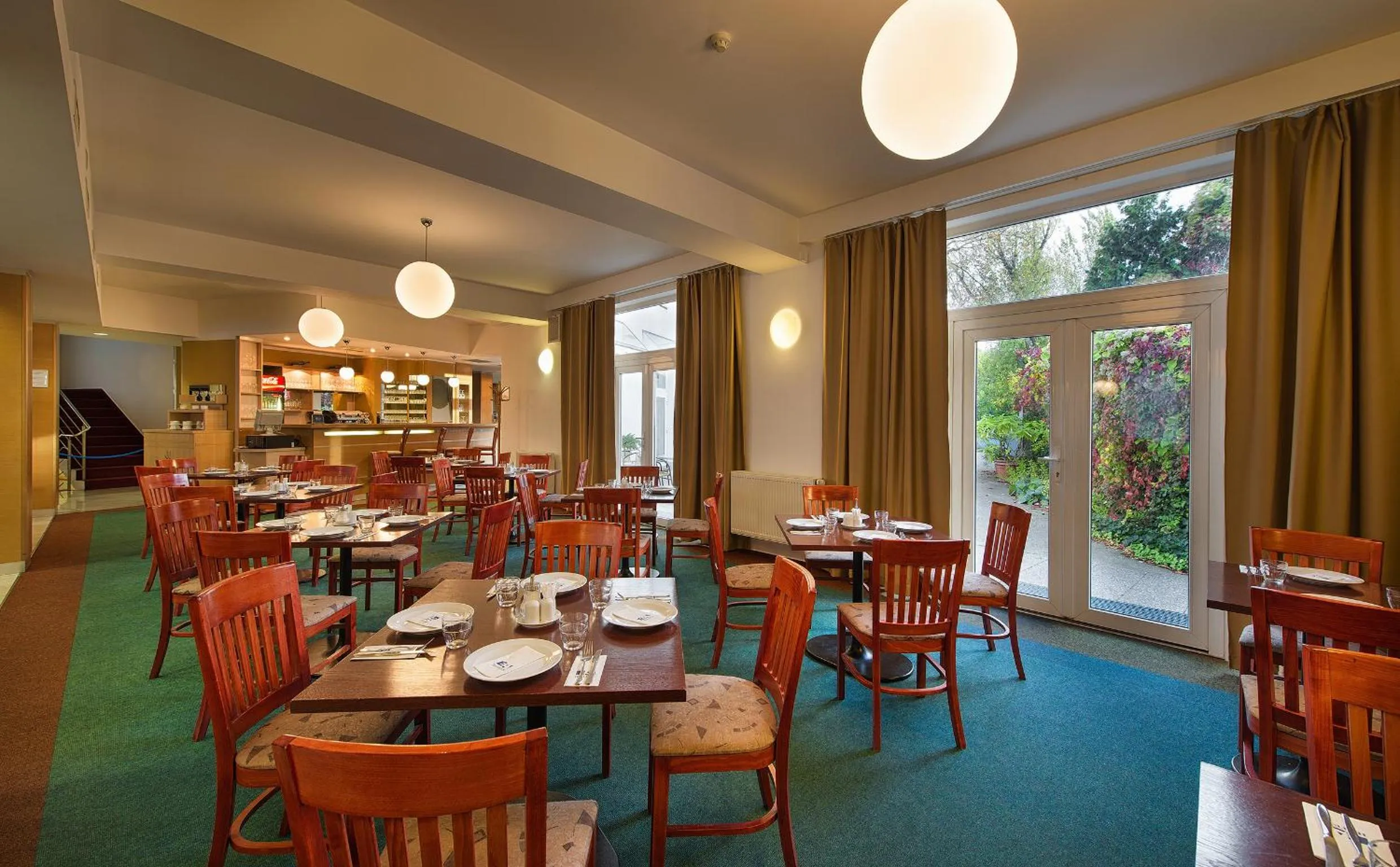 Restaurant/places to eat in EA Hotel Populus