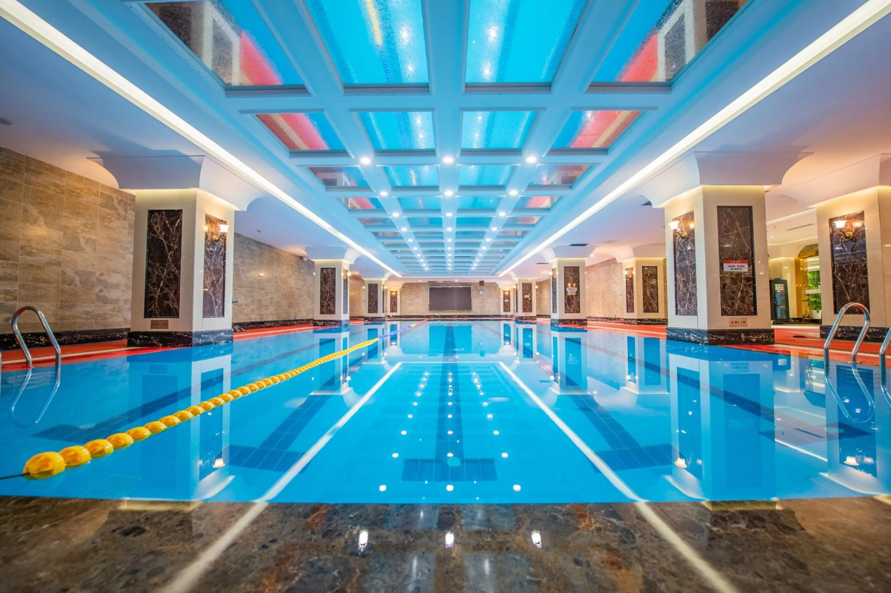 Swimming pool in Grand Skylight International Hotel Wuhai
