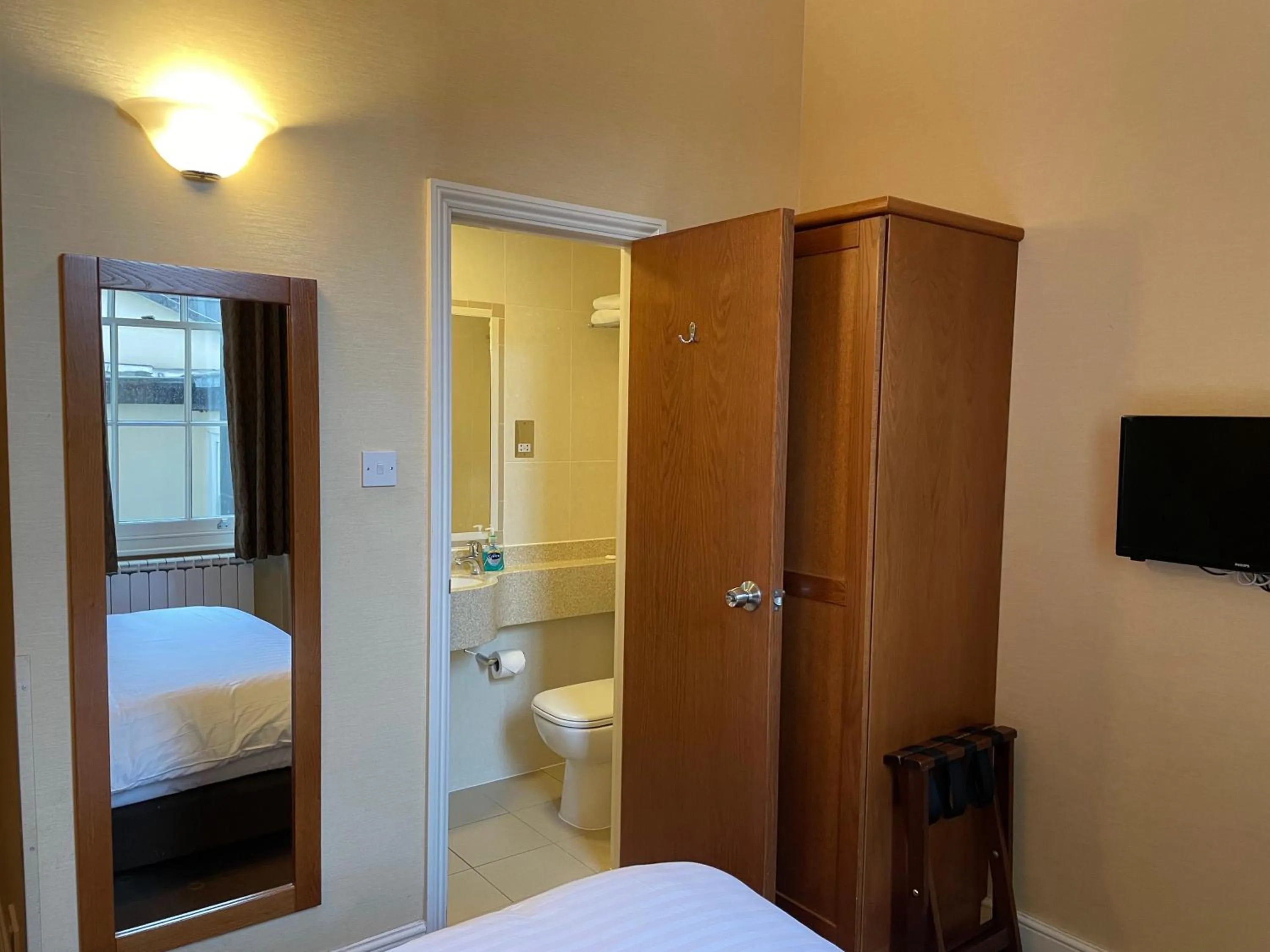 Bedroom, Bed in Orchard Hotel