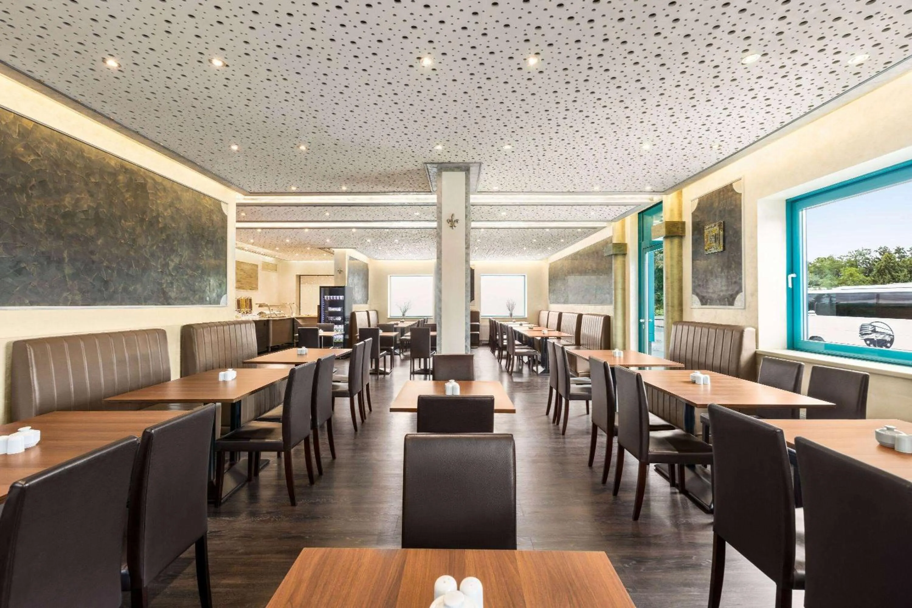 Restaurant/places to eat in Amedia Express Prague, Trademark Collection by Wyndham