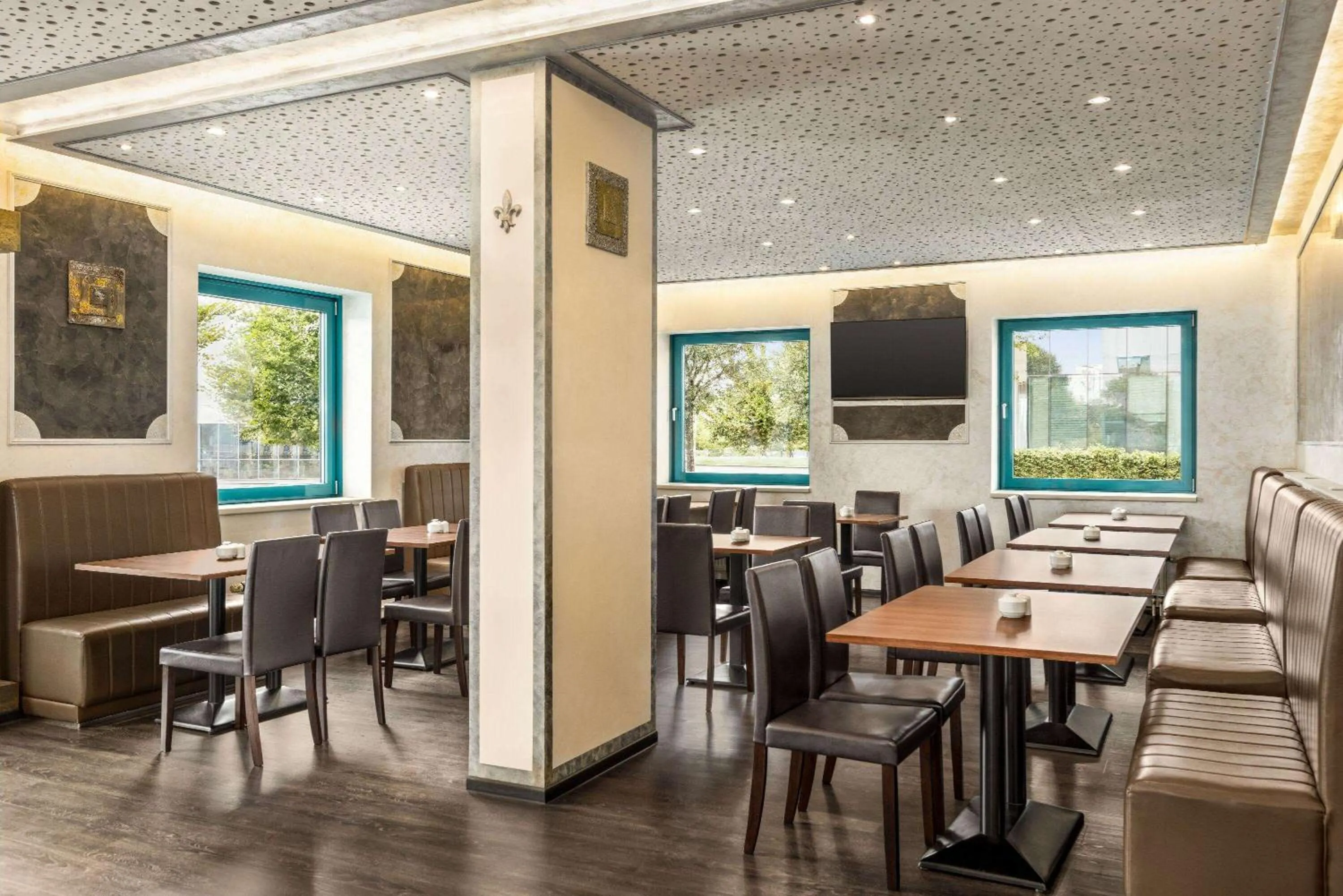 Restaurant/places to eat in Amedia Express Prague, Trademark Collection by Wyndham