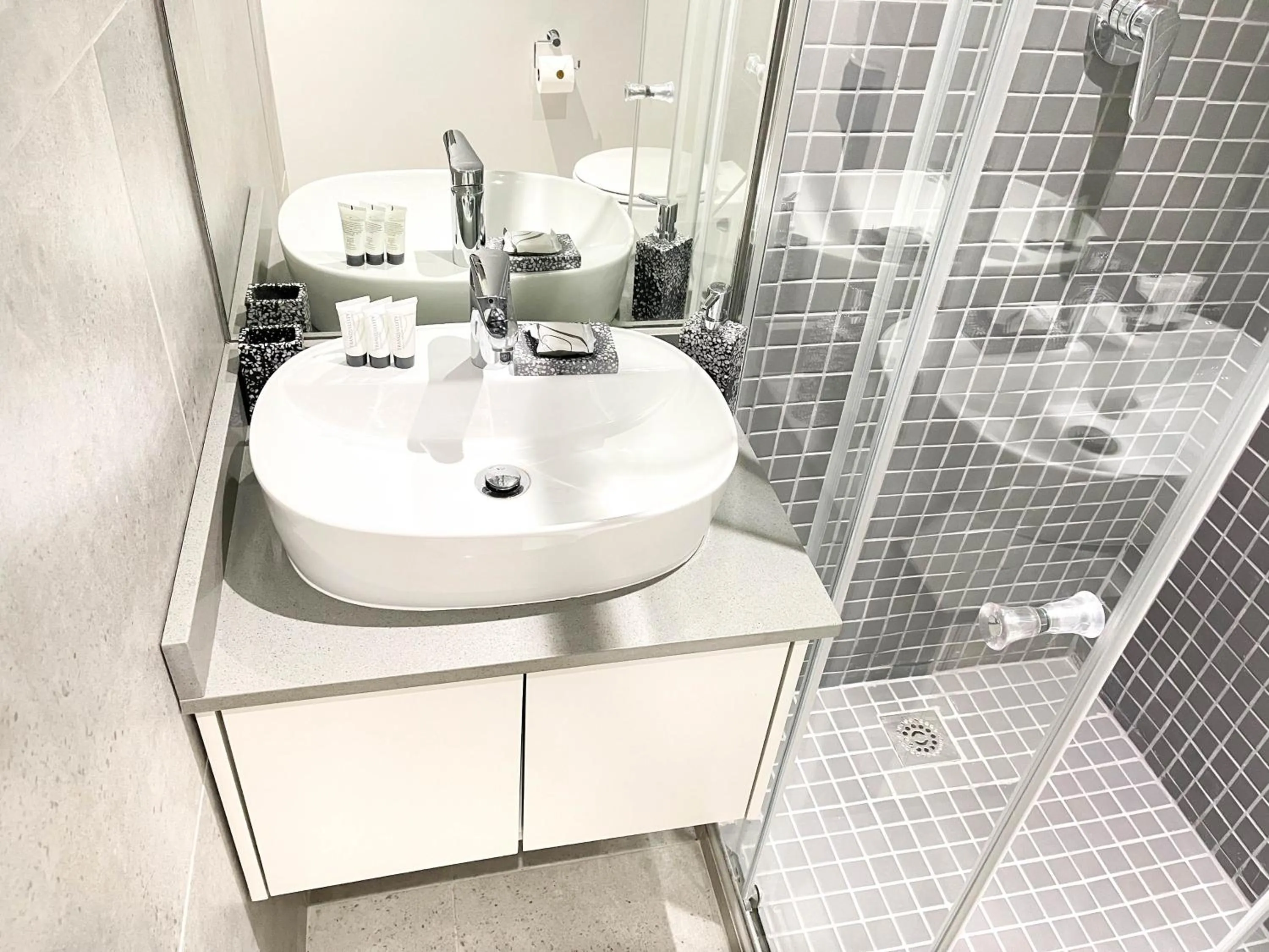 Shower in Glorystar 2Six2 Florida Road