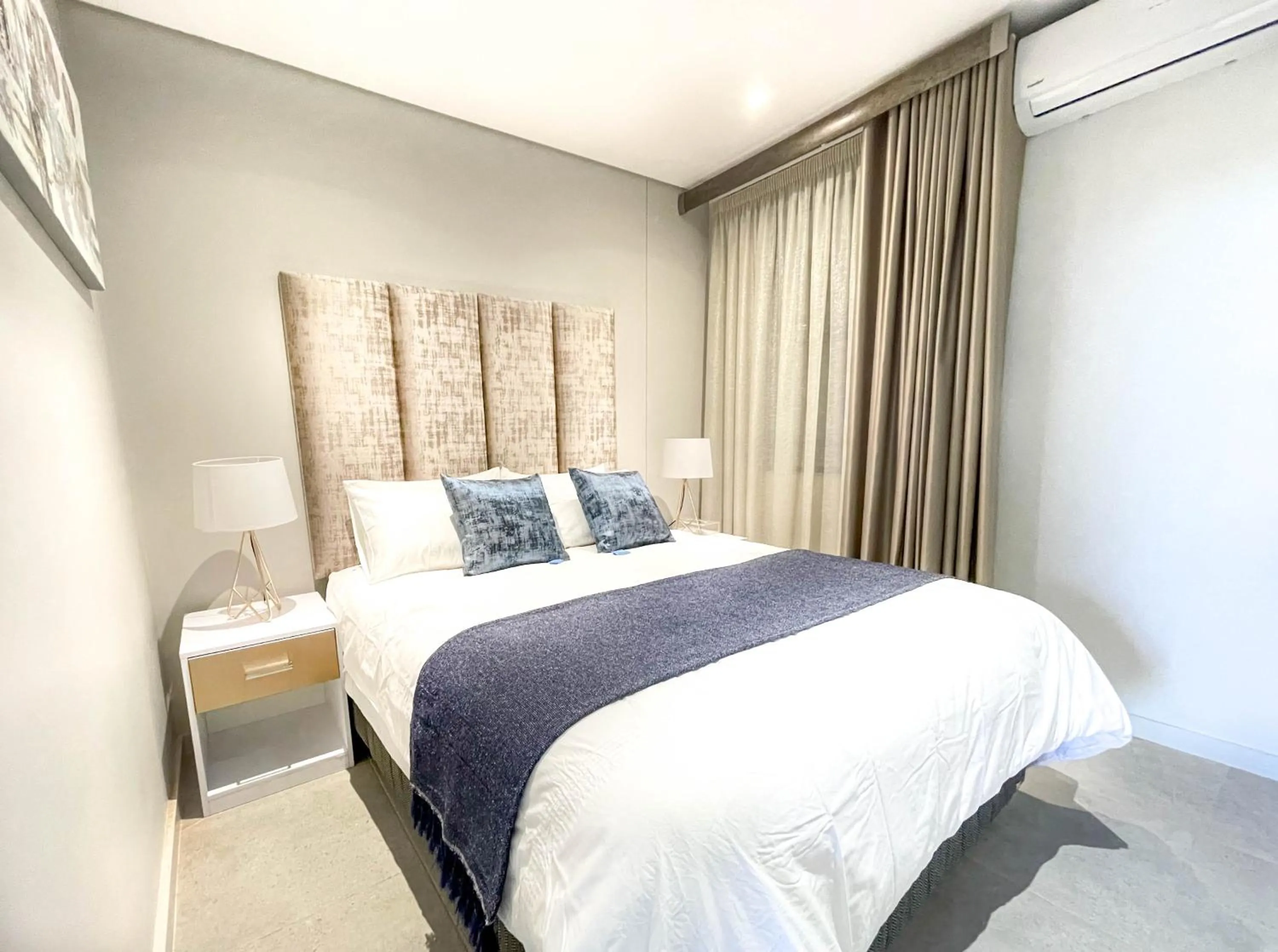 Photo of the whole room, Bed in Glorystar 2Six2 Florida Road