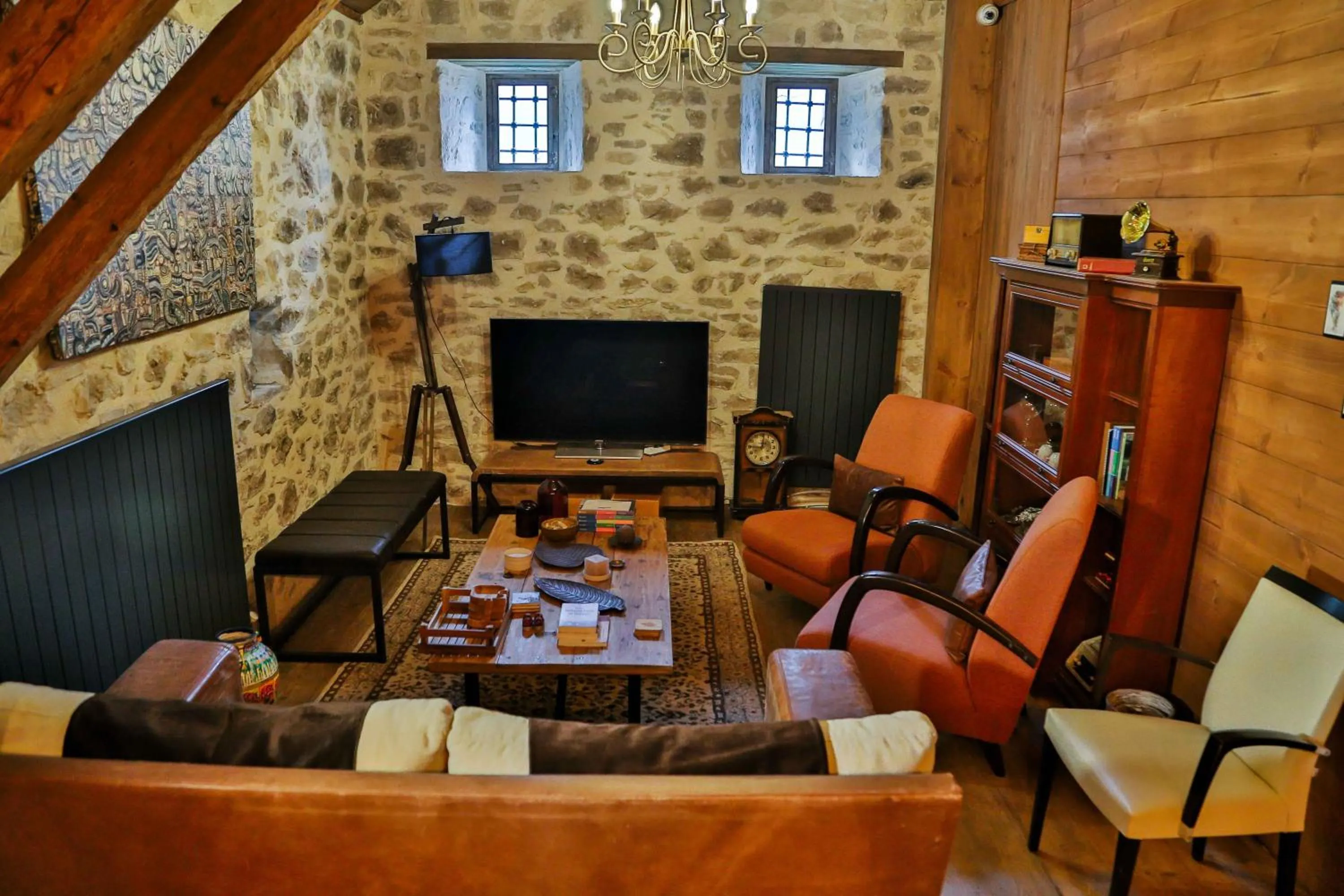 Communal lounge/ TV room in Konak Bindallı