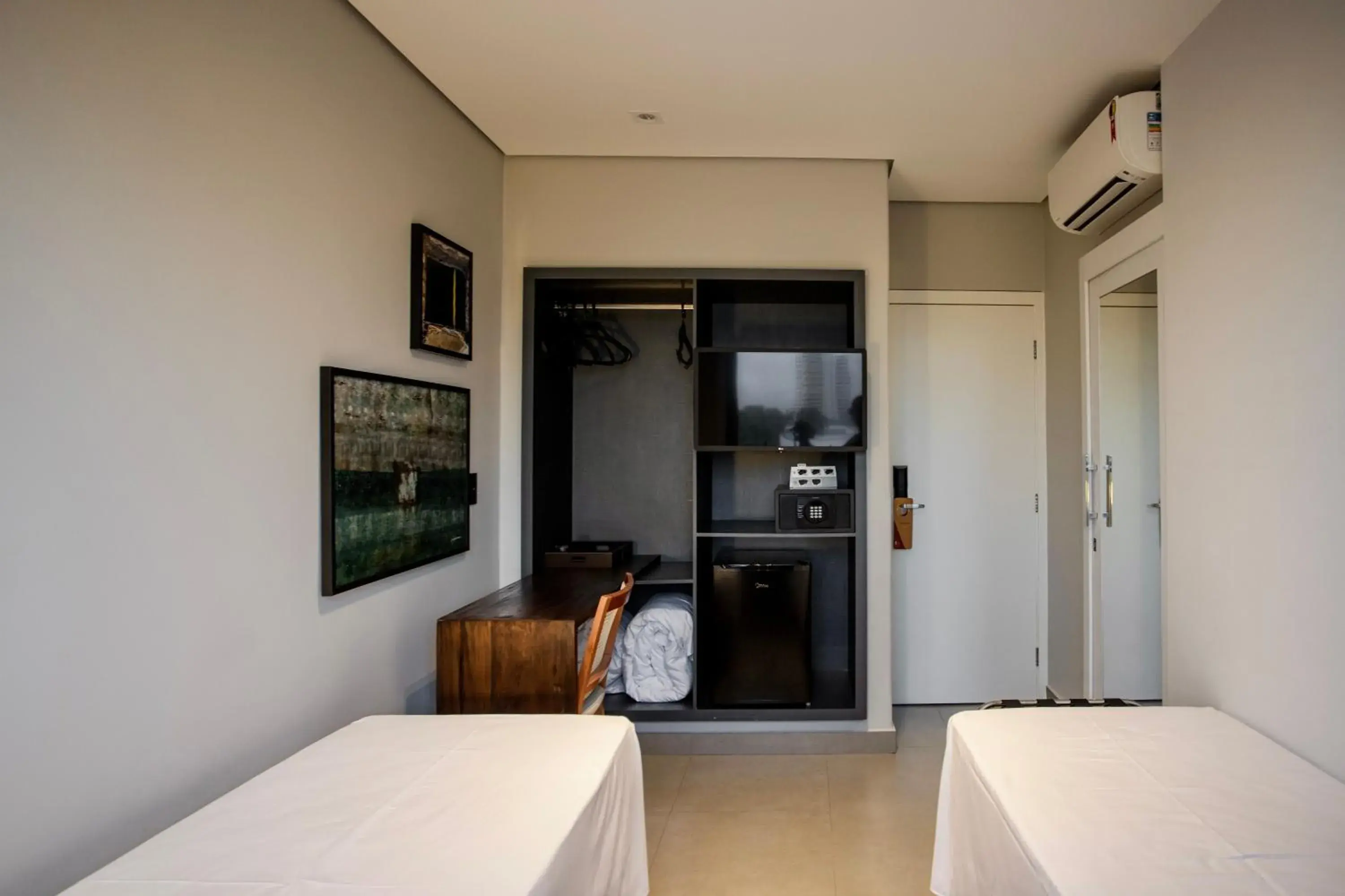 Photo of the whole room, Bed in LA HOTEL VOTUPORANGA Photo of the whole room, Bed in LA HOTEL VOTUPORANGA