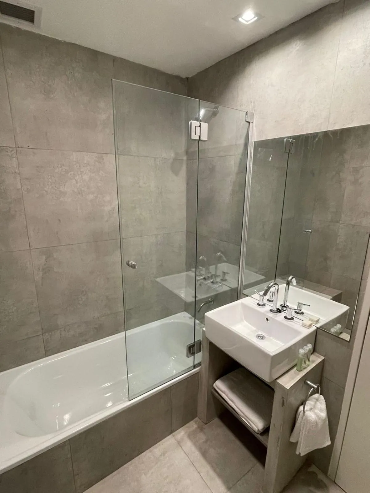 Bathroom in Days Inn Devoto