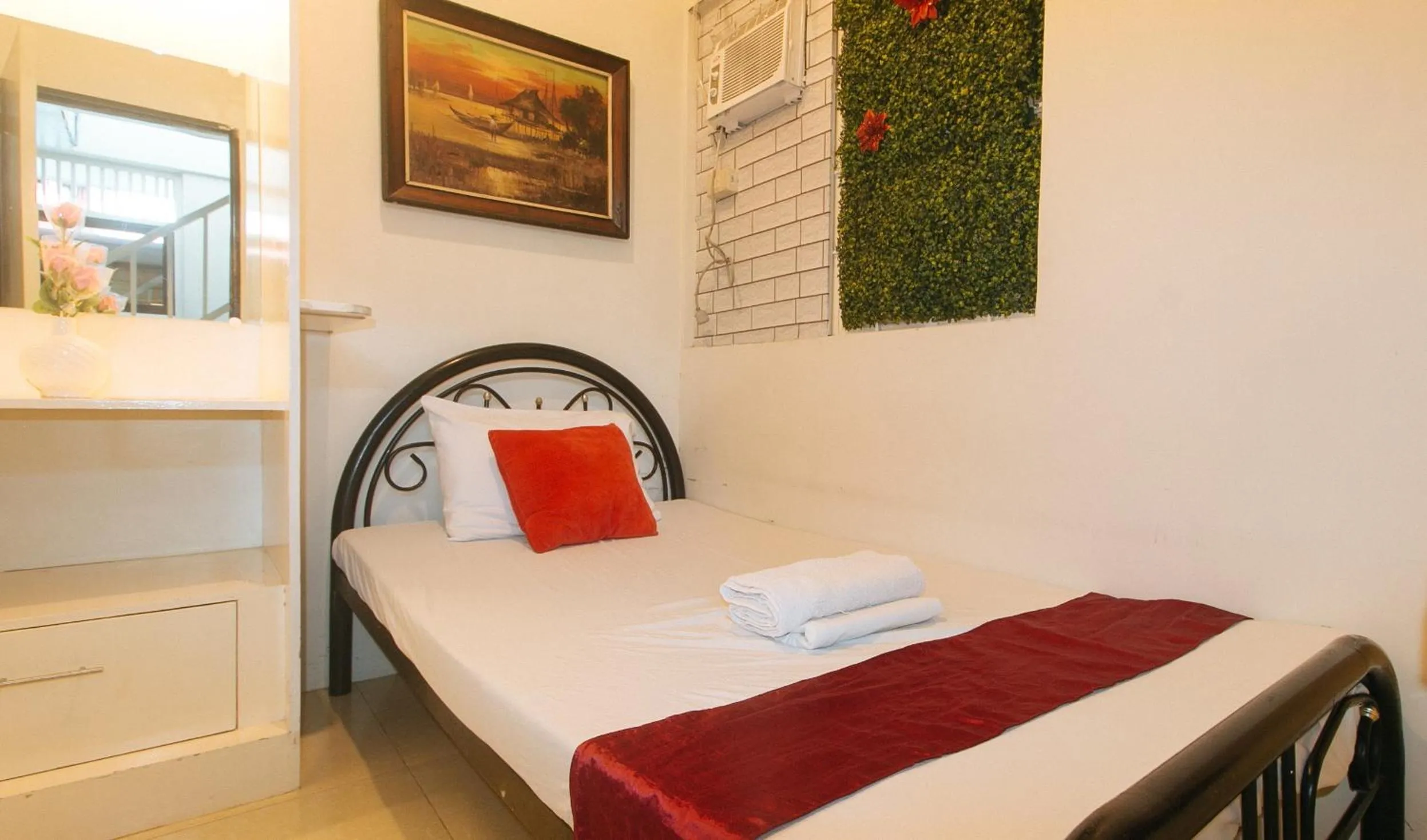 Bed in Nearest Hostel Pasay City by RedDoorz