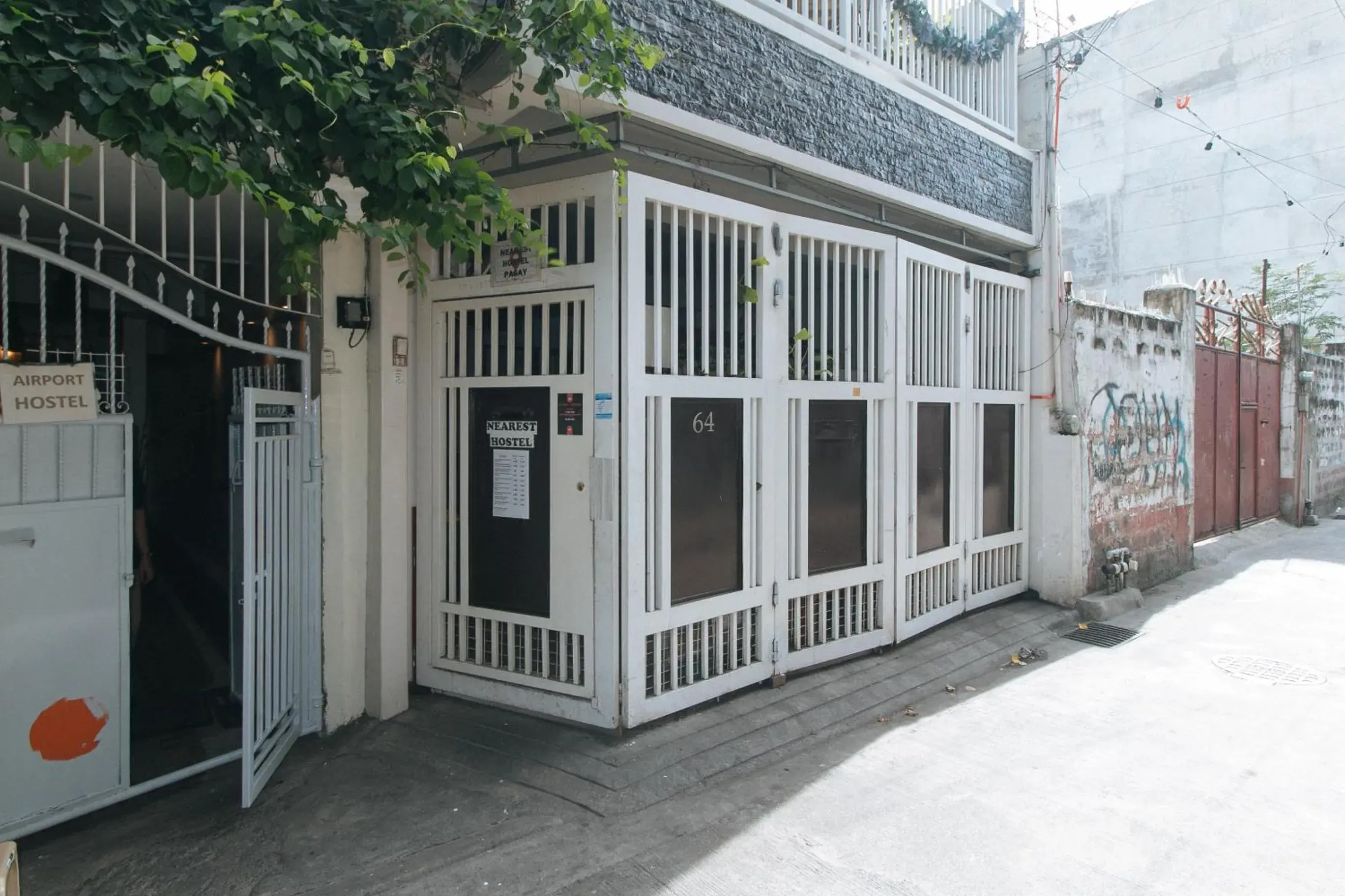 Property building in Nearest Hostel Pasay City by RedDoorz Property building in Nearest Hostel Pasay City by RedDoorz
