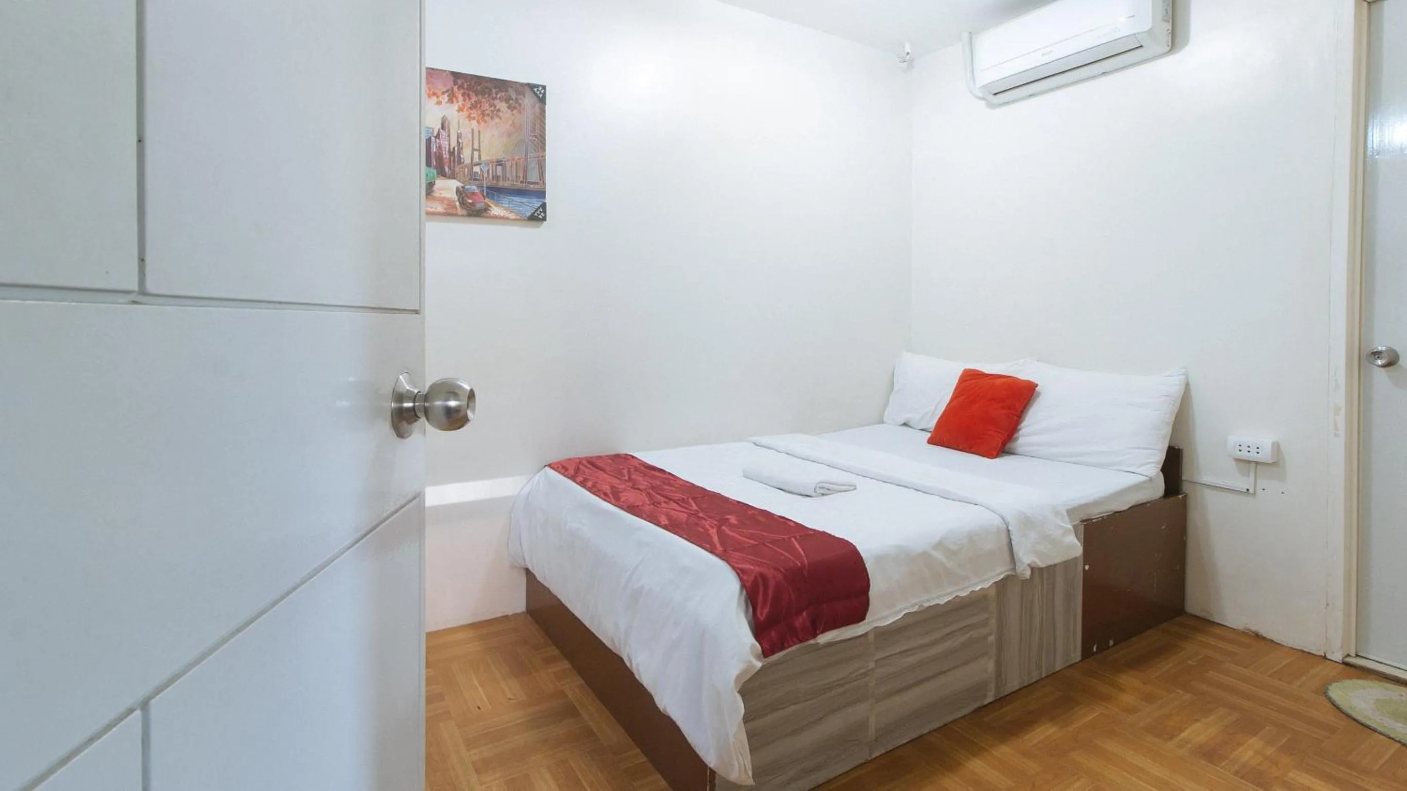 Bed in Nearest Hostel Pasay City by RedDoorz