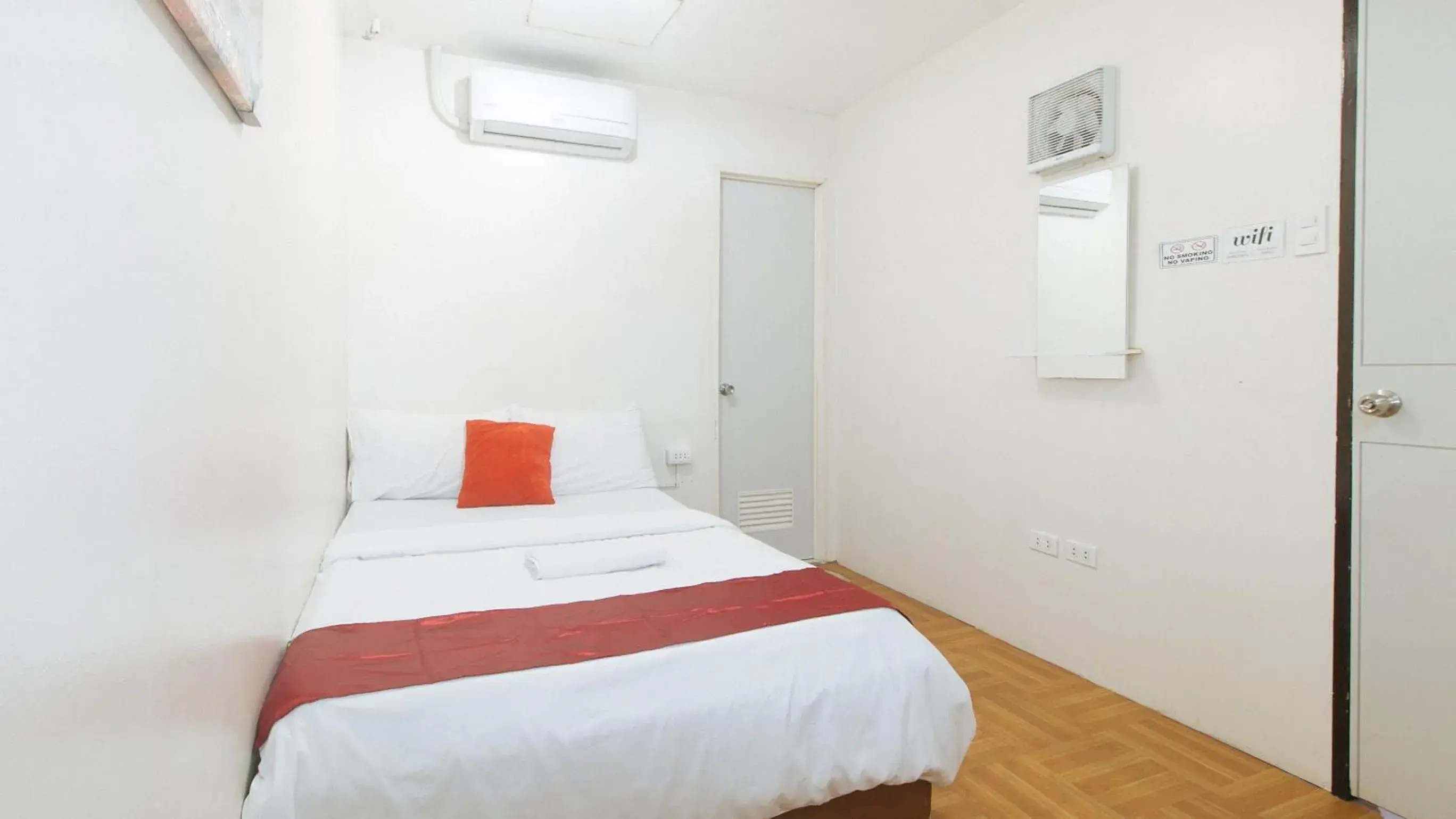 Bedroom, Bed in Nearest Hostel Pasay City by RedDoorz Bedroom, Bed in Nearest Hostel Pasay City by RedDoorz