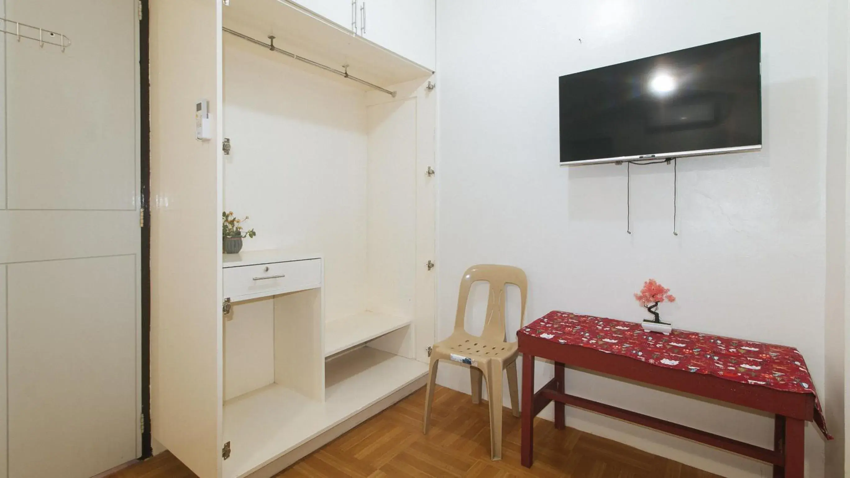 Bedroom in Nearest Hostel Pasay City by RedDoorz Bedroom in Nearest Hostel Pasay City by RedDoorz