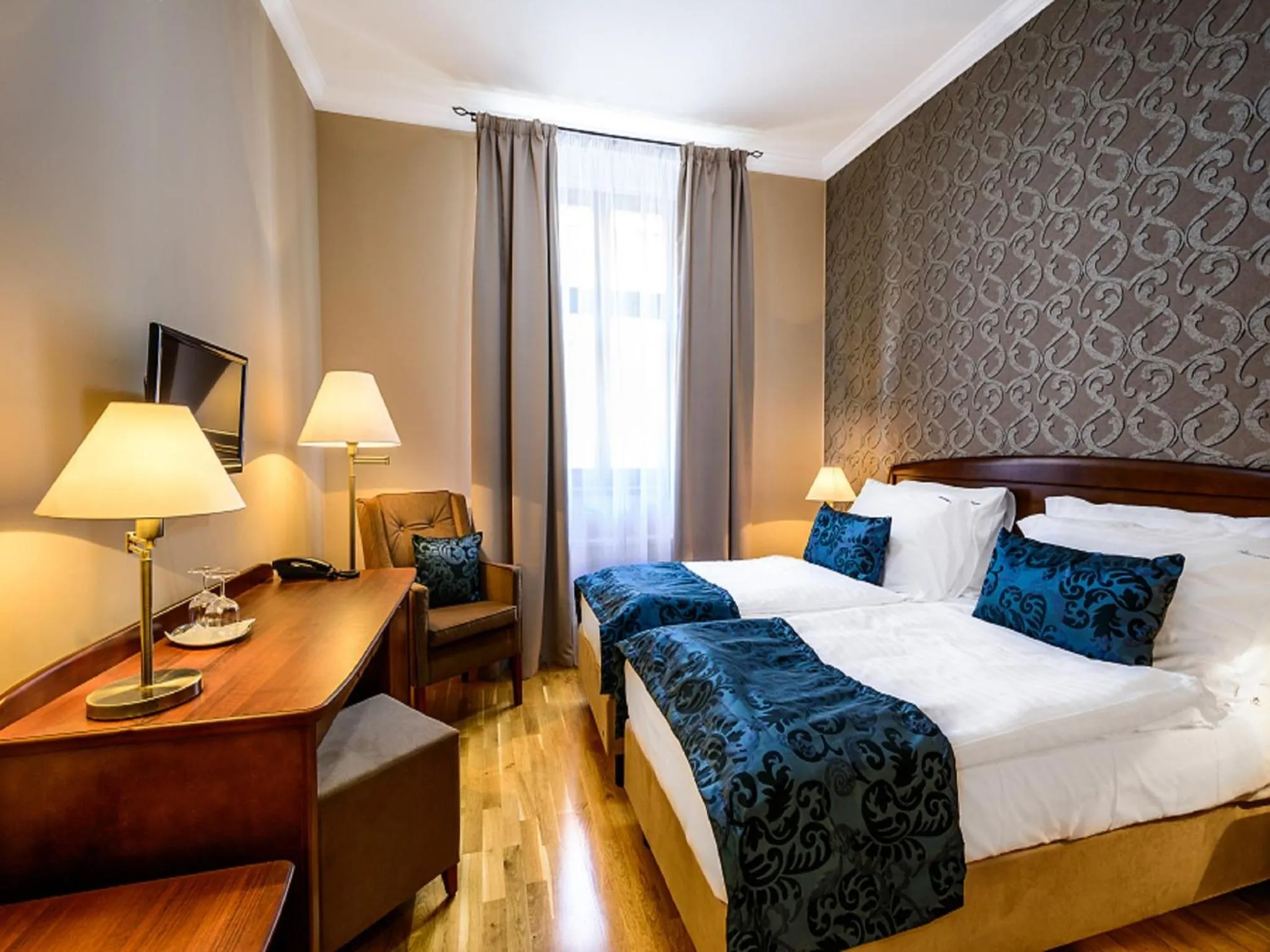 Photo of the whole room, Bed in Alexander