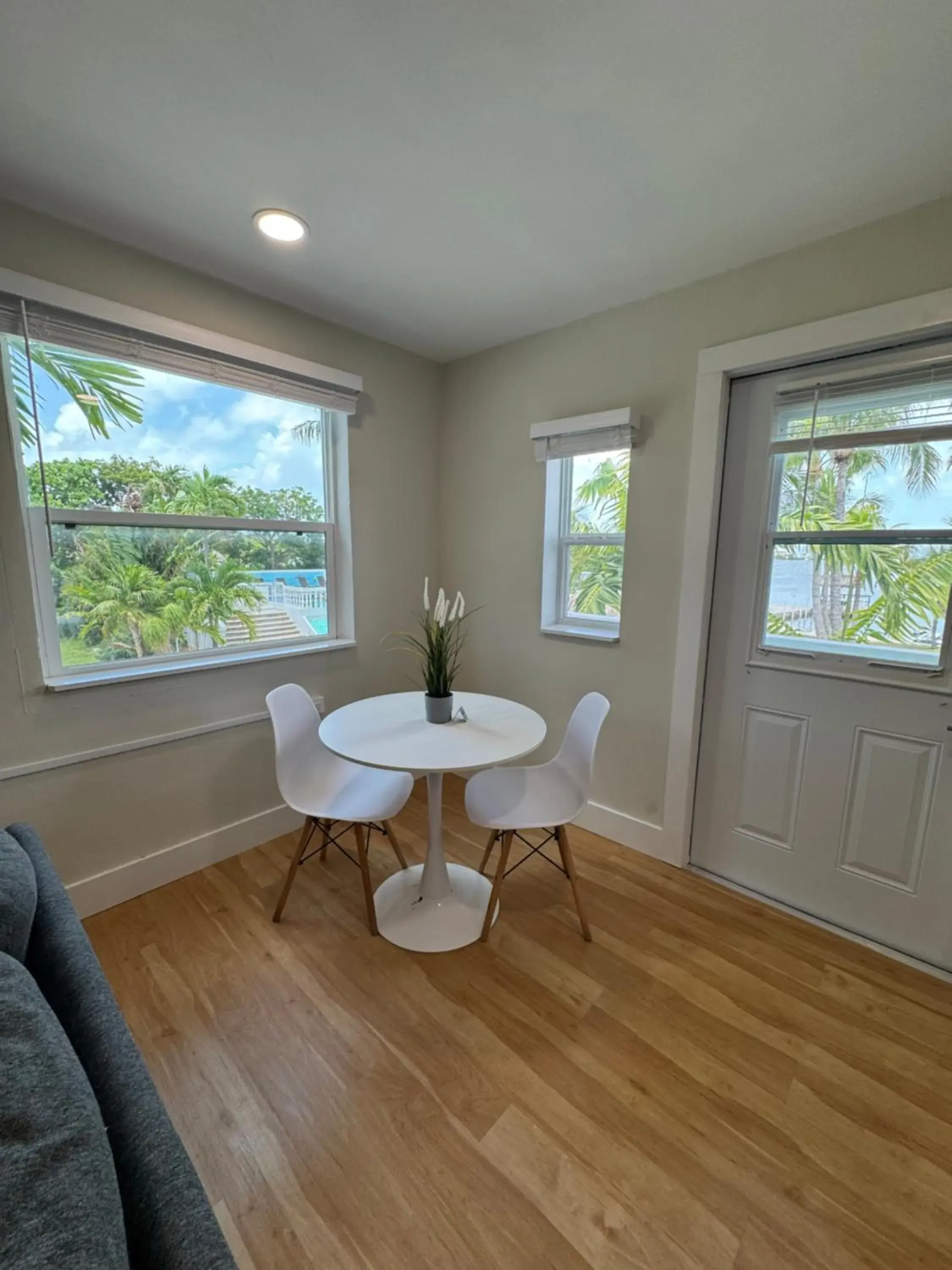 Dining area in Gulf View Waterfront Resort Dining area in Gulf View Waterfront Resort