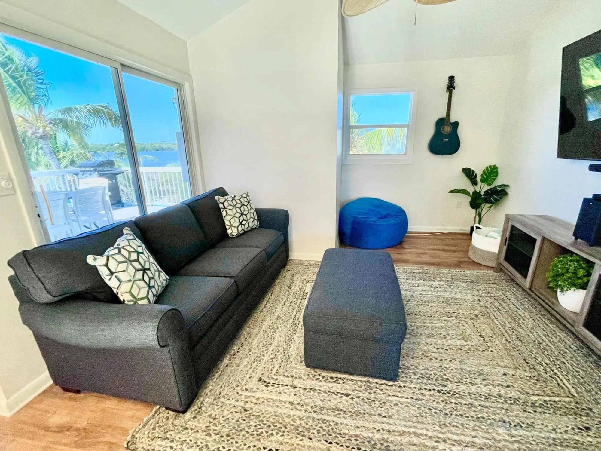 Communal lounge/ TV room in Gulf View Waterfront Resort