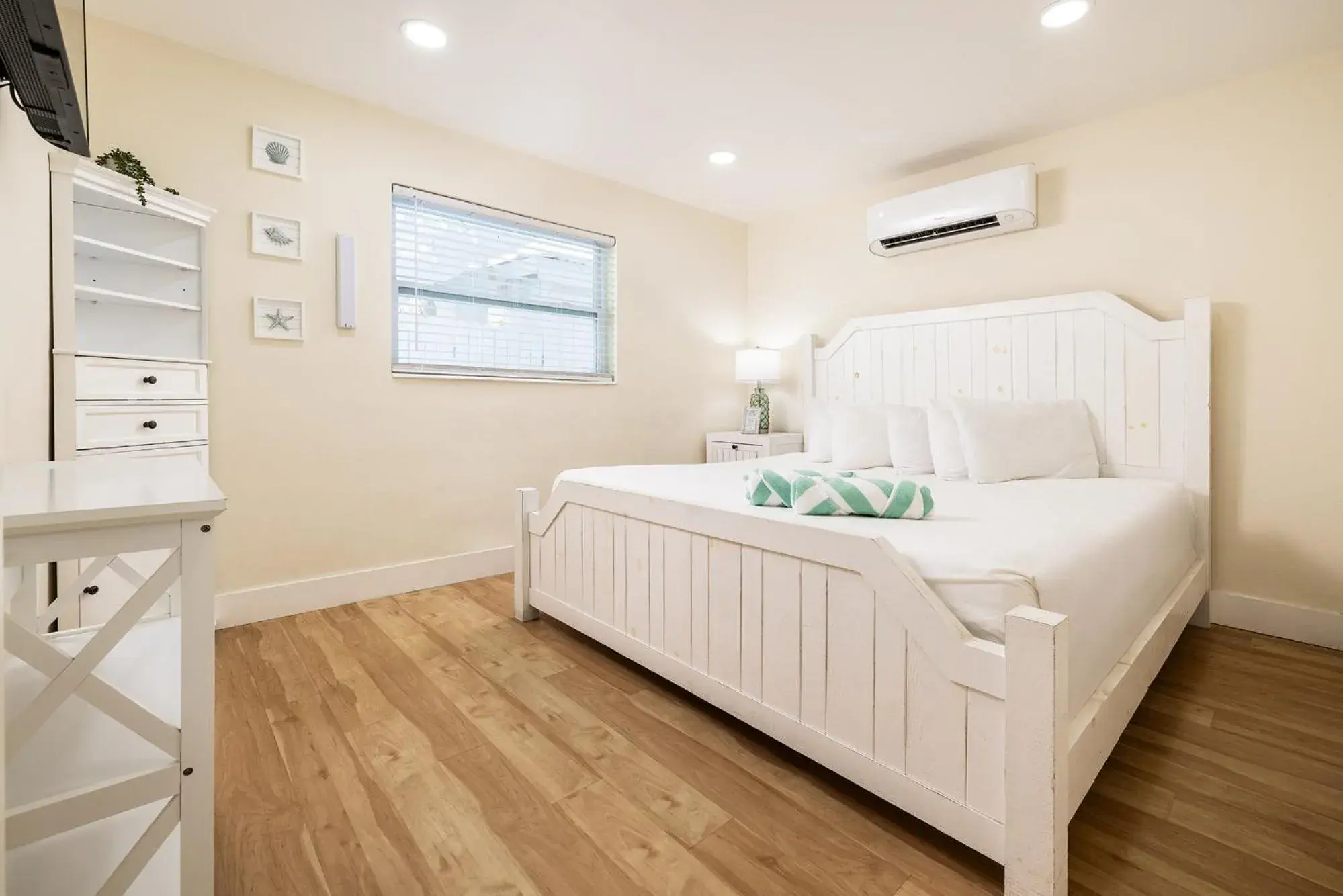 Bed in Gulf View Waterfront Resort Bed in Gulf View Waterfront Resort