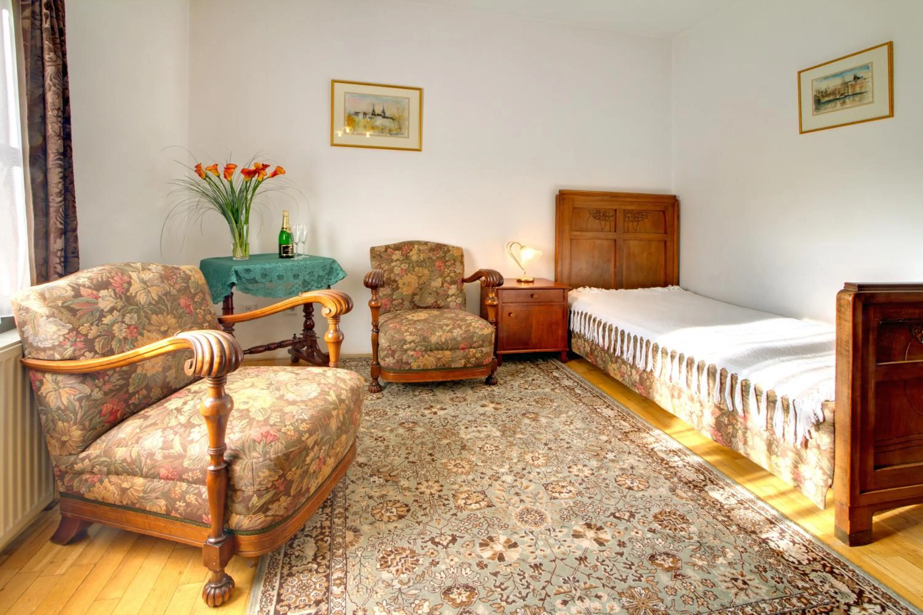 Bedroom, Bed in Red Lion Hotel